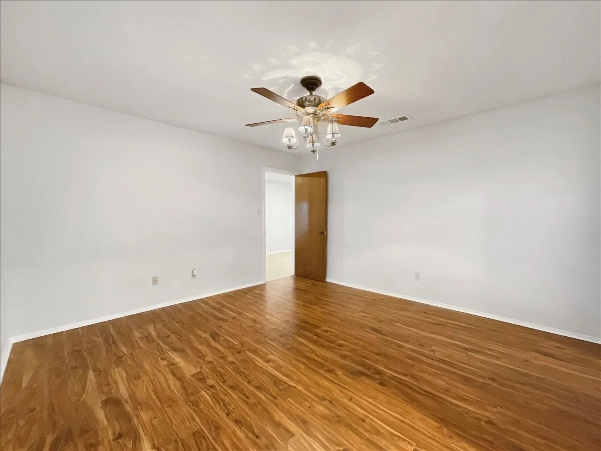 Single Family Residence For Rent in Tarrant County , 841 S Atkerson Lane, Euless, Texas 76040, 3 Bedroom, 2 Bathroom, 2 Garage spaces, 1,264 Sqft, built in 1983, mls#21401479, Real Estate Agent in Euless, Homes For Rent in Tarrant county, Homes For Rent in Euless, Realtor in Euless Texas, Real Estate Brokerage Independent Realty Texas, Luminita Cordes Realtor