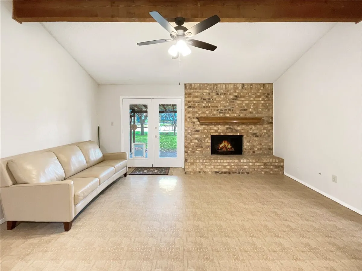 Single Family Residence For Rent in Tarrant County , 841 S Atkerson Lane, Euless, Texas 76040, 3 Bedroom, 2 Bathroom, 2 Garage spaces, 1,264 Sqft, built in 1983, mls#21401479, Real Estate Agent in Euless, Homes For Rent in Tarrant county, Homes For Rent in Euless, Realtor in Euless Texas, Real Estate Brokerage Independent Realty Texas, Luminita Cordes Realtor