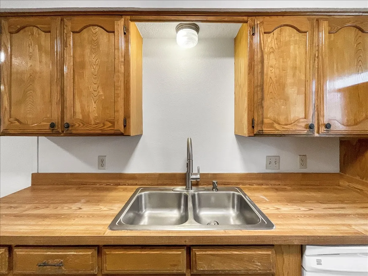 Single Family Residence For Rent in Tarrant County , 841 S Atkerson Lane, Euless, Texas 76040, 3 Bedroom, 2 Bathroom, 2 Garage spaces, 1,264 Sqft, built in 1983, mls#21401479, Real Estate Agent in Euless, Homes For Rent in Tarrant county, Homes For Rent in Euless, Realtor in Euless Texas, Real Estate Brokerage Independent Realty Texas, Luminita Cordes Realtor