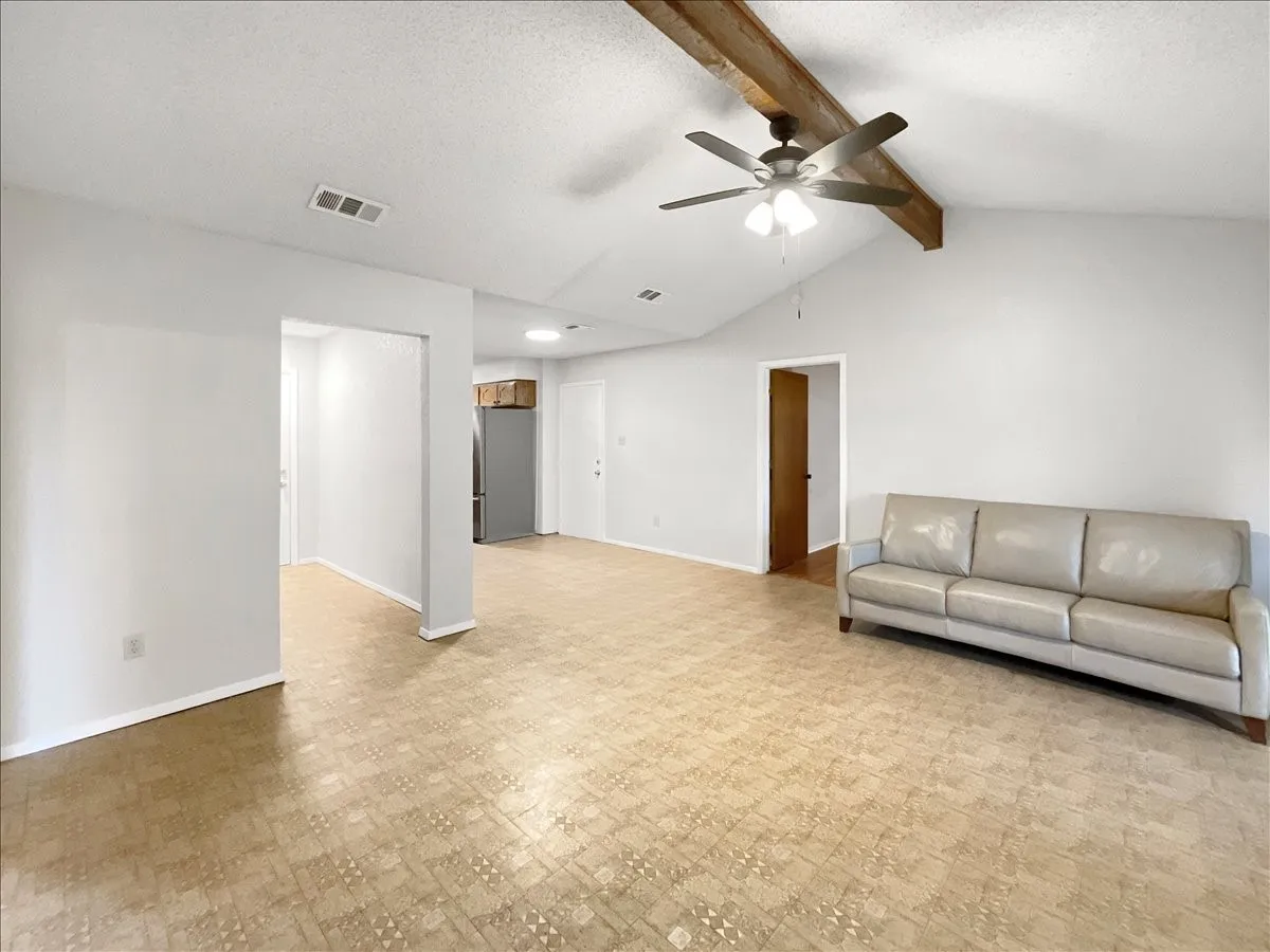 Single Family Residence For Rent in Tarrant County , 841 S Atkerson Lane, Euless, Texas 76040, 3 Bedroom, 2 Bathroom, 2 Garage spaces, 1,264 Sqft, built in 1983, mls#21401479, Real Estate Agent in Euless, Homes For Rent in Tarrant county, Homes For Rent in Euless, Realtor in Euless Texas, Real Estate Brokerage Independent Realty Texas, Luminita Cordes Realtor