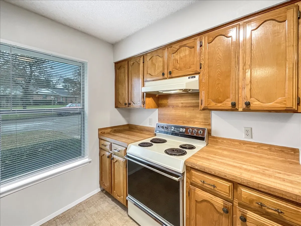 Single Family Residence For Rent in Tarrant County , 841 S Atkerson Lane, Euless, Texas 76040, 3 Bedroom, 2 Bathroom, 2 Garage spaces, 1,264 Sqft, built in 1983, mls#21401479, Real Estate Agent in Euless, Homes For Rent in Tarrant county, Homes For Rent in Euless, Realtor in Euless Texas, Real Estate Brokerage Independent Realty Texas, Luminita Cordes Realtor