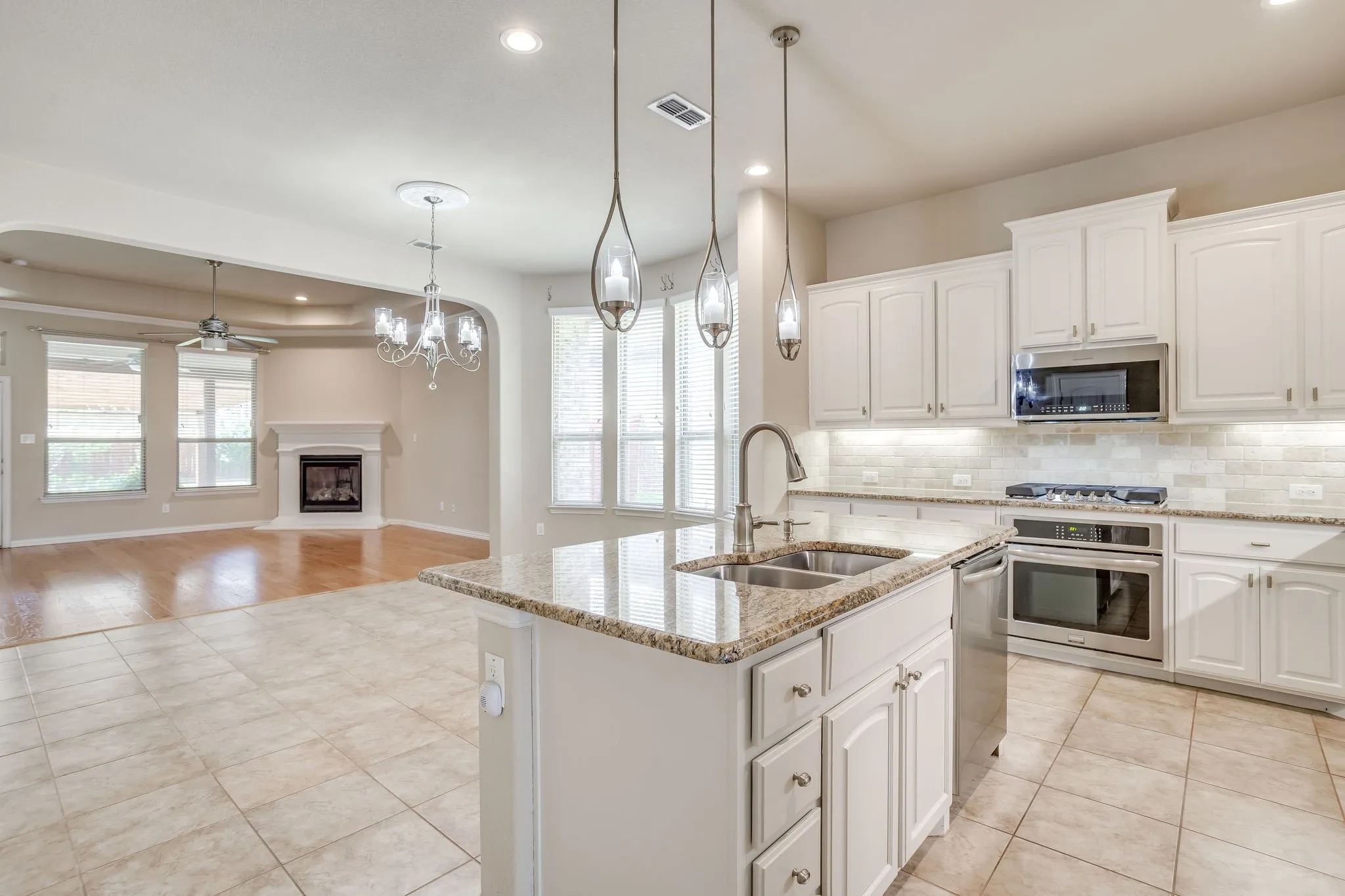 Single Family Residence For Sale in Parker County , 133 Mineral Point Drive, Aledo, Texas 76008, 3 Bedroom, 3 Bathroom, 2 Garage spaces, 2,210 Sqft, built in 2016, mls#21401470, Real Estate Agent in Aledo, Homes For Sale in Parker county, Homes For Sale in Aledo, Realtor in Aledo Texas, Real Estate Brokerage Independent Realty Texas, Luminita Cordes Realtor