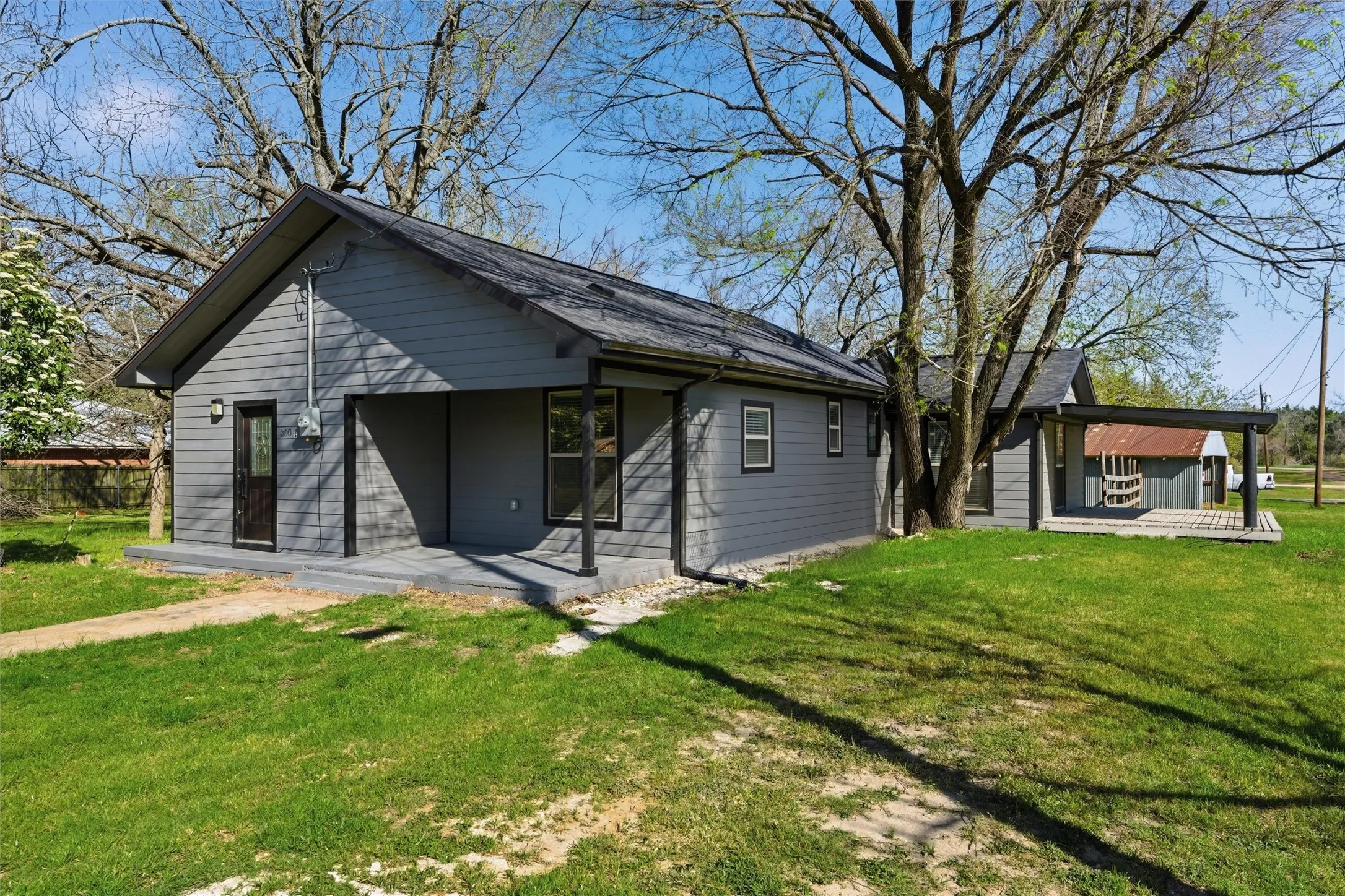 Single Family Residence For Rent in Limestone County , 300 S 2nd Street, Tehuacana, Texas 76686, 3 Bedroom, 2 Bathroom, Garage spaces, 1,496 Sqft, built in 1951, mls#21401407, Real Estate Agent in Tehuacana, Homes For Rent in Limestone county, Homes For Rent in Tehuacana, Realtor in Tehuacana Texas, Real Estate Brokerage Independent Realty Texas, Luminita Cordes Realtor