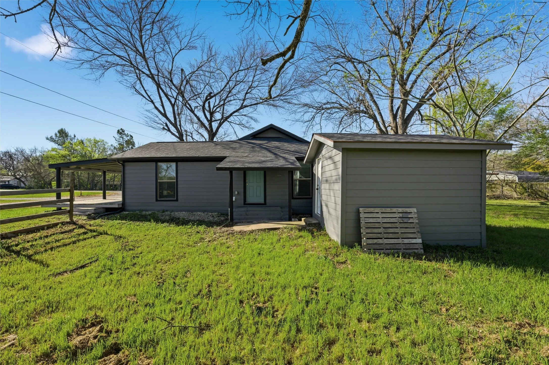 Single Family Residence For Rent in Limestone County , 300 S 2nd Street, Tehuacana, Texas 76686, 3 Bedroom, 2 Bathroom, Garage spaces, 1,496 Sqft, built in 1951, mls#21401407, Real Estate Agent in Tehuacana, Homes For Rent in Limestone county, Homes For Rent in Tehuacana, Realtor in Tehuacana Texas, Real Estate Brokerage Independent Realty Texas, Luminita Cordes Realtor