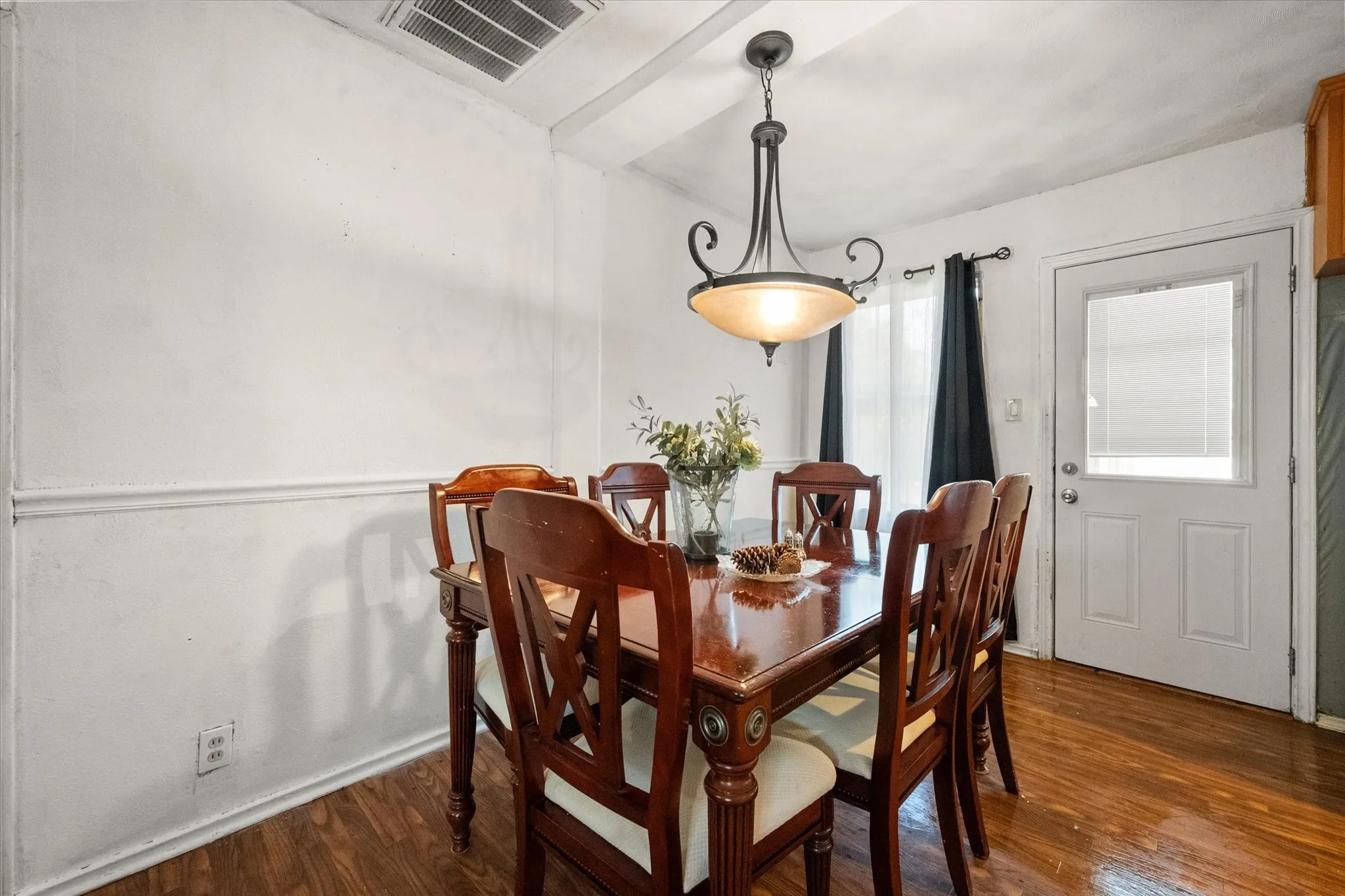 Single Family Residence For Sale in Tarrant County , 1725 Grace Street, Arlington, Texas 76010, 3 Bedroom, 1 Bathroom, 1 Garage spaces, 1,084 Sqft, built in 1953, mls#21400775, Real Estate Agent in Arlington, Homes For Sale in Tarrant county, Homes For Sale in Arlington, Realtor in Arlington Texas, Real Estate Brokerage Independent Realty Texas, Luminita Cordes Realtor