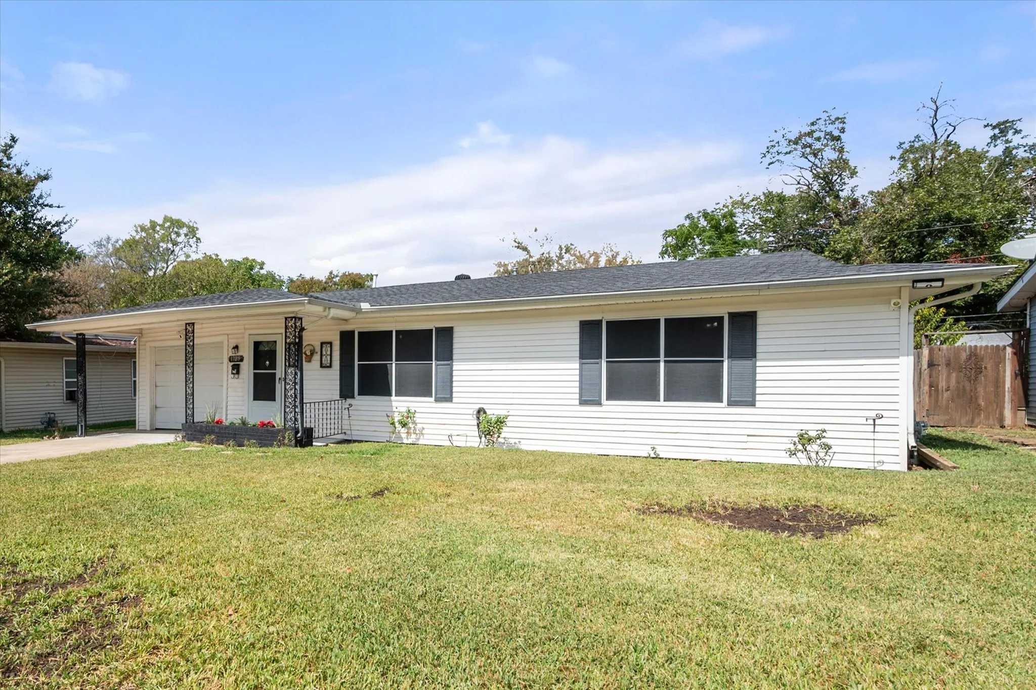 Single Family Residence For Sale in Tarrant County , 1725 Grace Street, Arlington, Texas 76010, 3 Bedroom, 1 Bathroom, 1 Garage spaces, 1,084 Sqft, built in 1953, mls#21400775, Real Estate Agent in Arlington, Homes For Sale in Tarrant county, Homes For Sale in Arlington, Realtor in Arlington Texas, Real Estate Brokerage Independent Realty Texas, Luminita Cordes Realtor