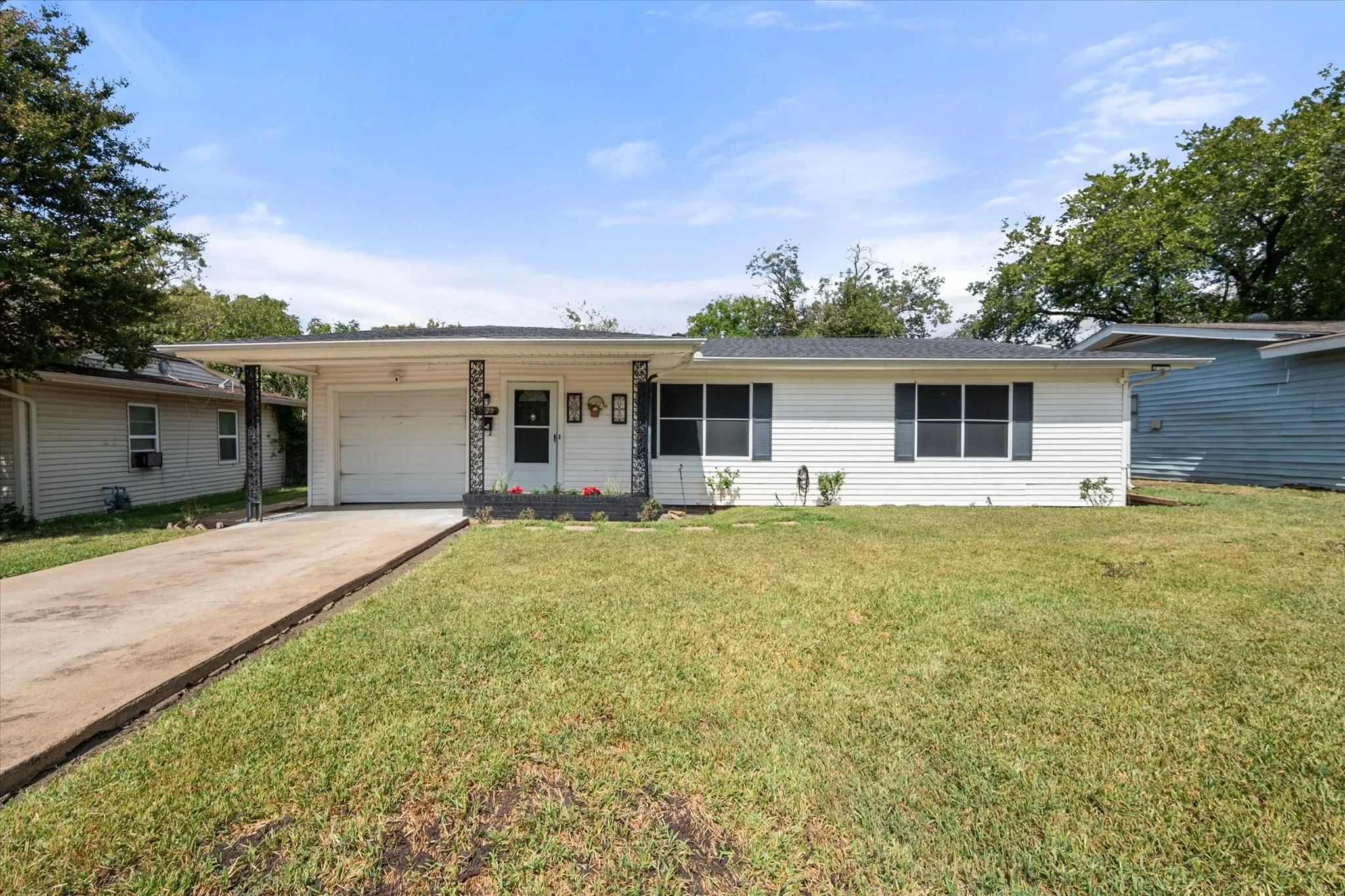 Single Family Residence For Sale in Tarrant County , 1725 Grace Street, Arlington, Texas 76010, 3 Bedroom, 1 Bathroom, 1 Garage spaces, 1,084 Sqft, built in 1953, mls#21400775, Real Estate Agent in Arlington, Homes For Sale in Tarrant county, Homes For Sale in Arlington, Realtor in Arlington Texas, Real Estate Brokerage Independent Realty Texas, Luminita Cordes Realtor