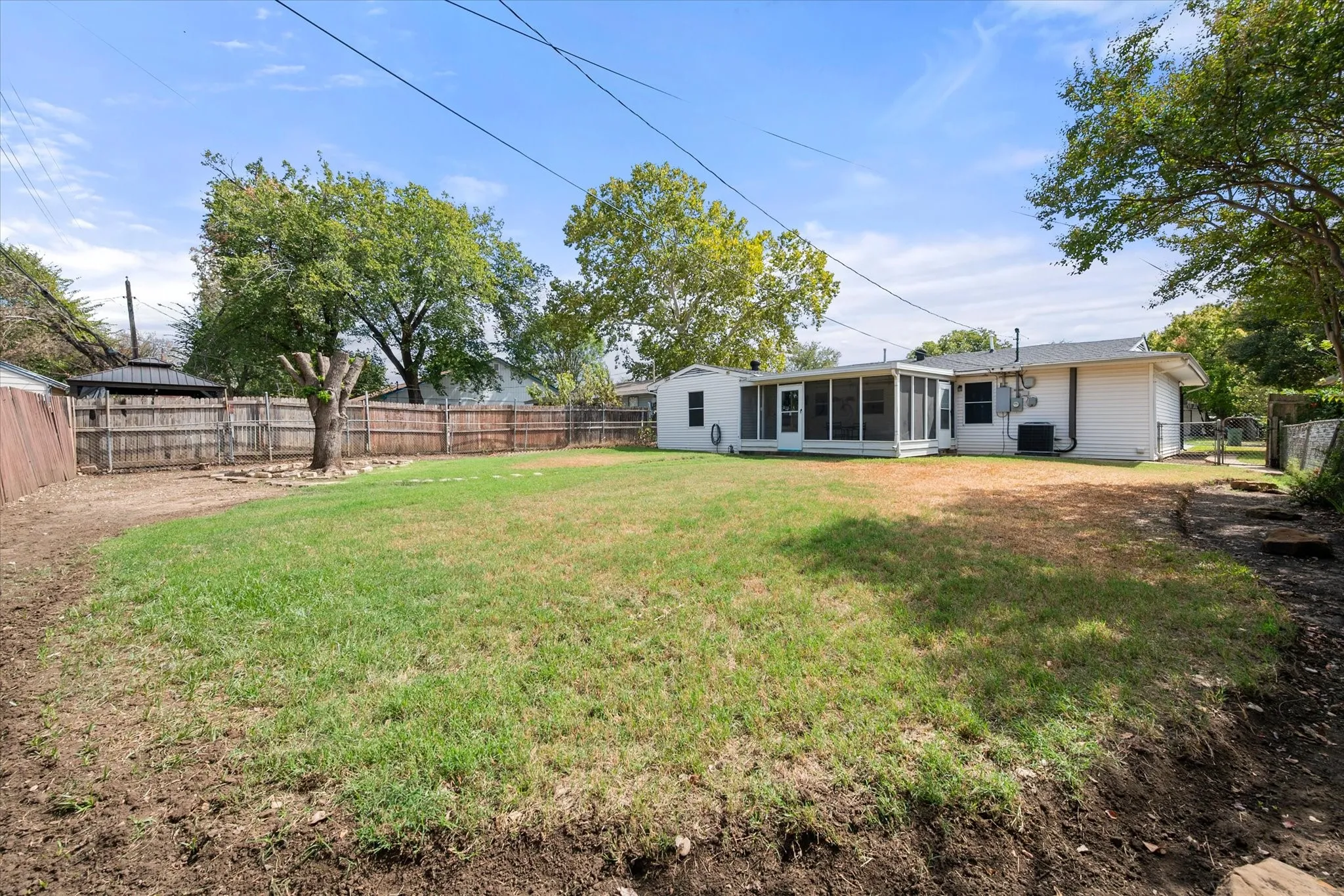 Single Family Residence For Sale in Tarrant County , 1725 Grace Street, Arlington, Texas 76010, 3 Bedroom, 1 Bathroom, 1 Garage spaces, 1,084 Sqft, built in 1953, mls#21400775, Real Estate Agent in Arlington, Homes For Sale in Tarrant county, Homes For Sale in Arlington, Realtor in Arlington Texas, Real Estate Brokerage Independent Realty Texas, Luminita Cordes Realtor