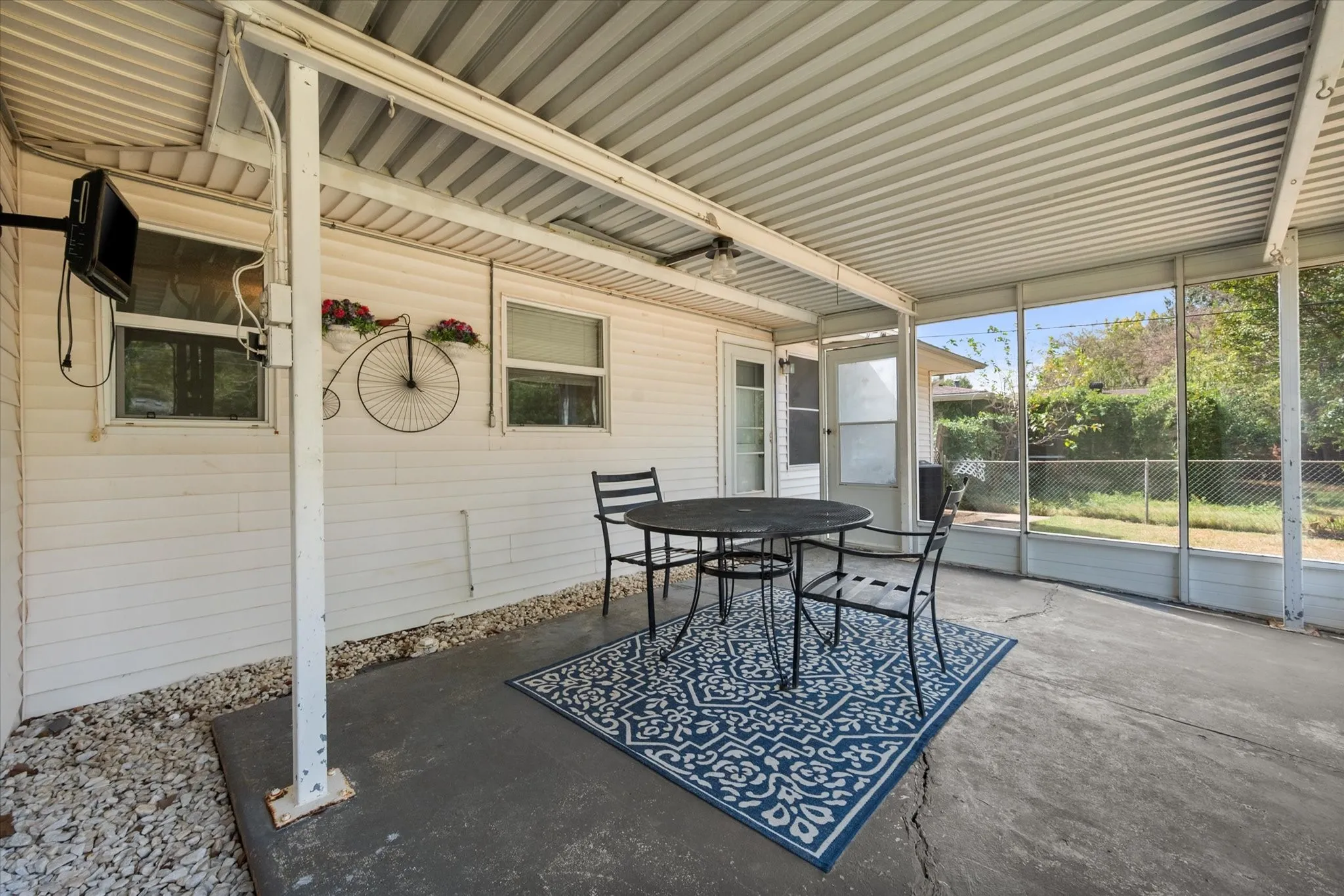 Single Family Residence For Sale in Tarrant County , 1725 Grace Street, Arlington, Texas 76010, 3 Bedroom, 1 Bathroom, 1 Garage spaces, 1,084 Sqft, built in 1953, mls#21400775, Real Estate Agent in Arlington, Homes For Sale in Tarrant county, Homes For Sale in Arlington, Realtor in Arlington Texas, Real Estate Brokerage Independent Realty Texas, Luminita Cordes Realtor