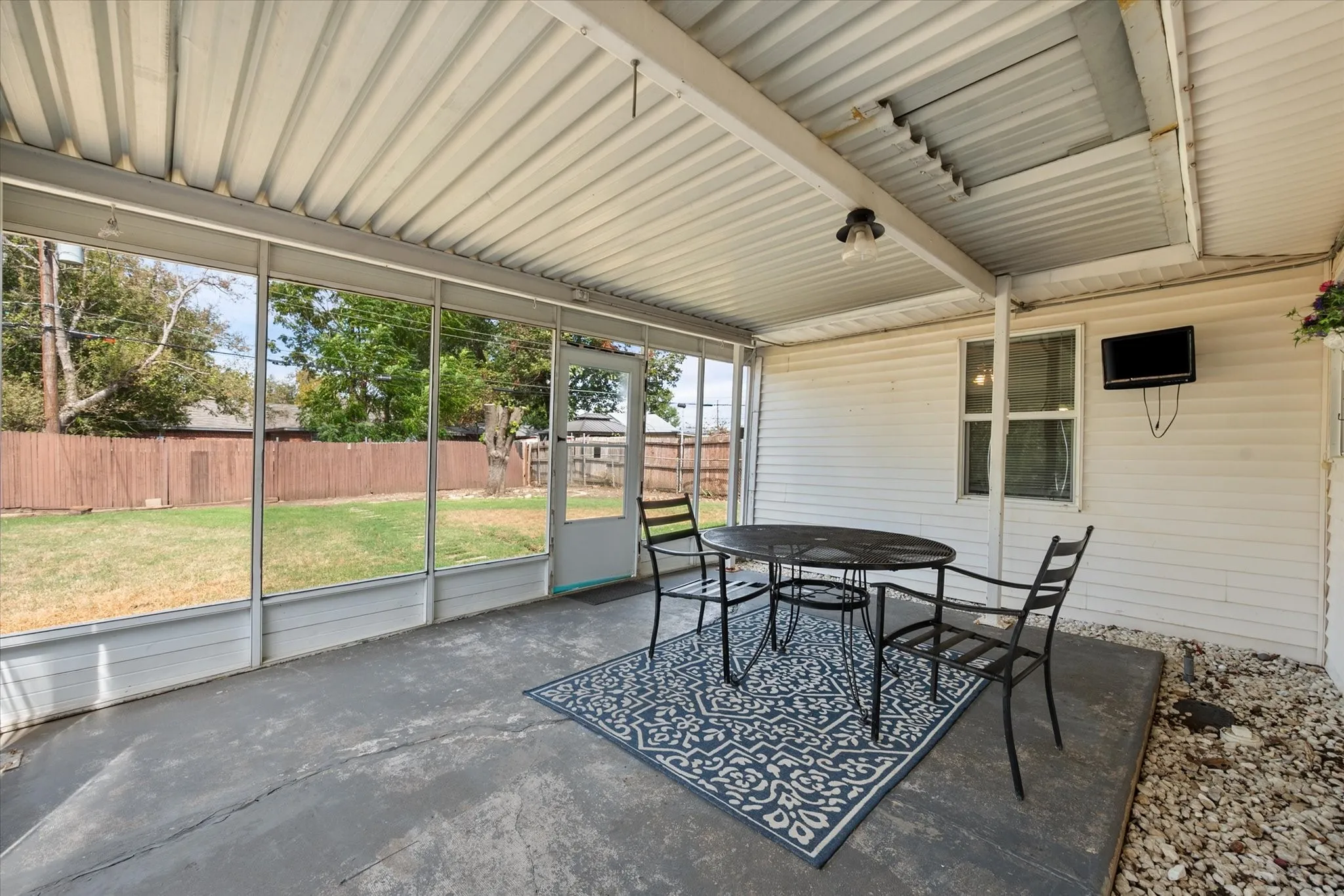 Single Family Residence For Sale in Tarrant County , 1725 Grace Street, Arlington, Texas 76010, 3 Bedroom, 1 Bathroom, 1 Garage spaces, 1,084 Sqft, built in 1953, mls#21400775, Real Estate Agent in Arlington, Homes For Sale in Tarrant county, Homes For Sale in Arlington, Realtor in Arlington Texas, Real Estate Brokerage Independent Realty Texas, Luminita Cordes Realtor