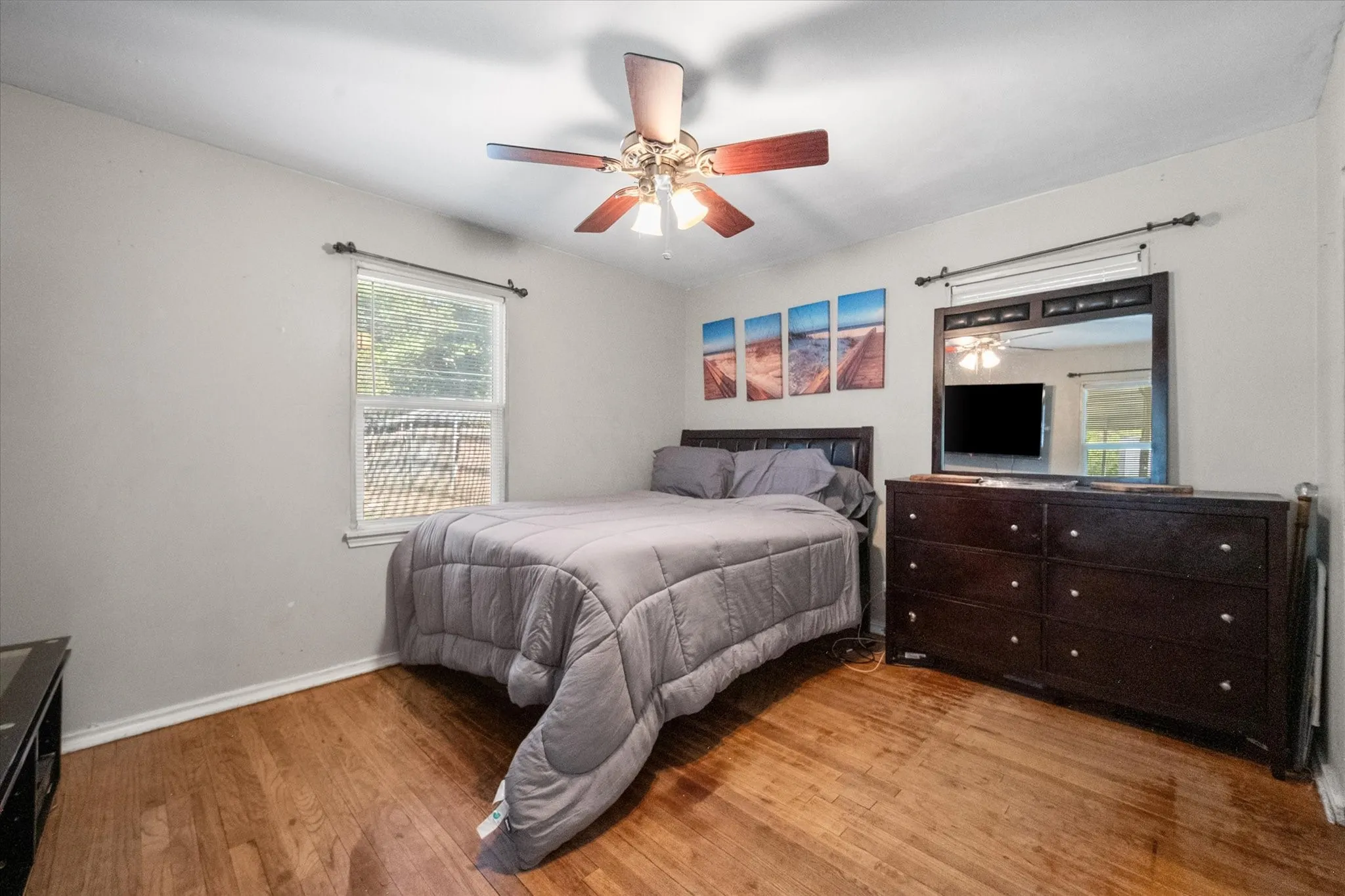 Single Family Residence For Sale in Tarrant County , 1725 Grace Street, Arlington, Texas 76010, 3 Bedroom, 1 Bathroom, 1 Garage spaces, 1,084 Sqft, built in 1953, mls#21400775, Real Estate Agent in Arlington, Homes For Sale in Tarrant county, Homes For Sale in Arlington, Realtor in Arlington Texas, Real Estate Brokerage Independent Realty Texas, Luminita Cordes Realtor