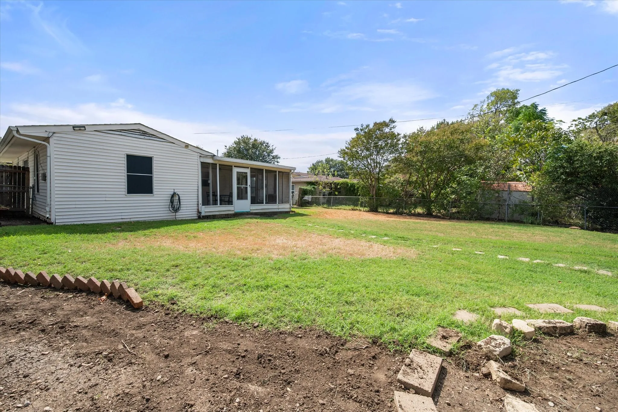 Single Family Residence For Sale in Tarrant County , 1725 Grace Street, Arlington, Texas 76010, 3 Bedroom, 1 Bathroom, 1 Garage spaces, 1,084 Sqft, built in 1953, mls#21400775, Real Estate Agent in Arlington, Homes For Sale in Tarrant county, Homes For Sale in Arlington, Realtor in Arlington Texas, Real Estate Brokerage Independent Realty Texas, Luminita Cordes Realtor