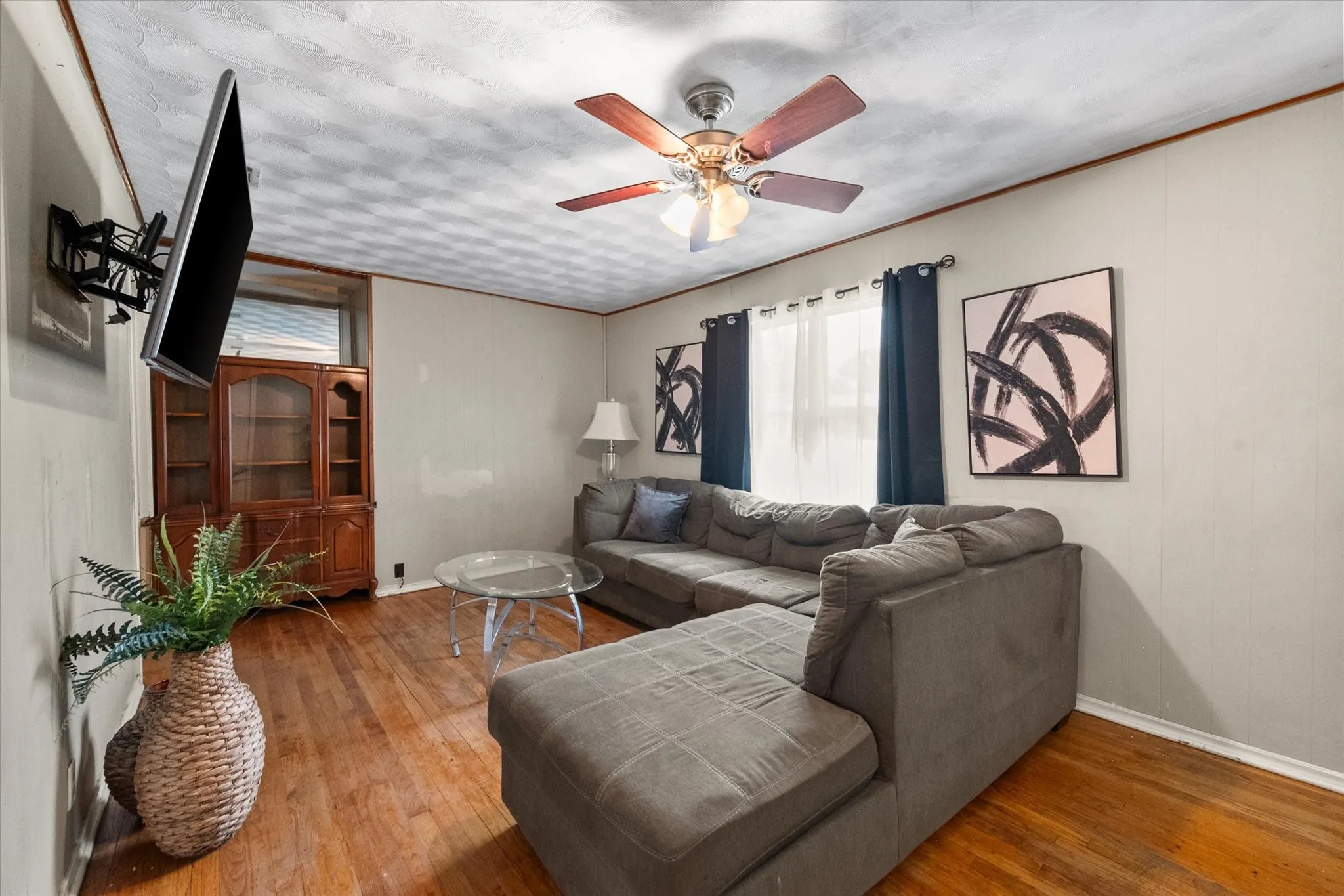 Single Family Residence For Sale in Tarrant County , 1725 Grace Street, Arlington, Texas 76010, 3 Bedroom, 1 Bathroom, 1 Garage spaces, 1,084 Sqft, built in 1953, mls#21400775, Real Estate Agent in Arlington, Homes For Sale in Tarrant county, Homes For Sale in Arlington, Realtor in Arlington Texas, Real Estate Brokerage Independent Realty Texas, Luminita Cordes Realtor