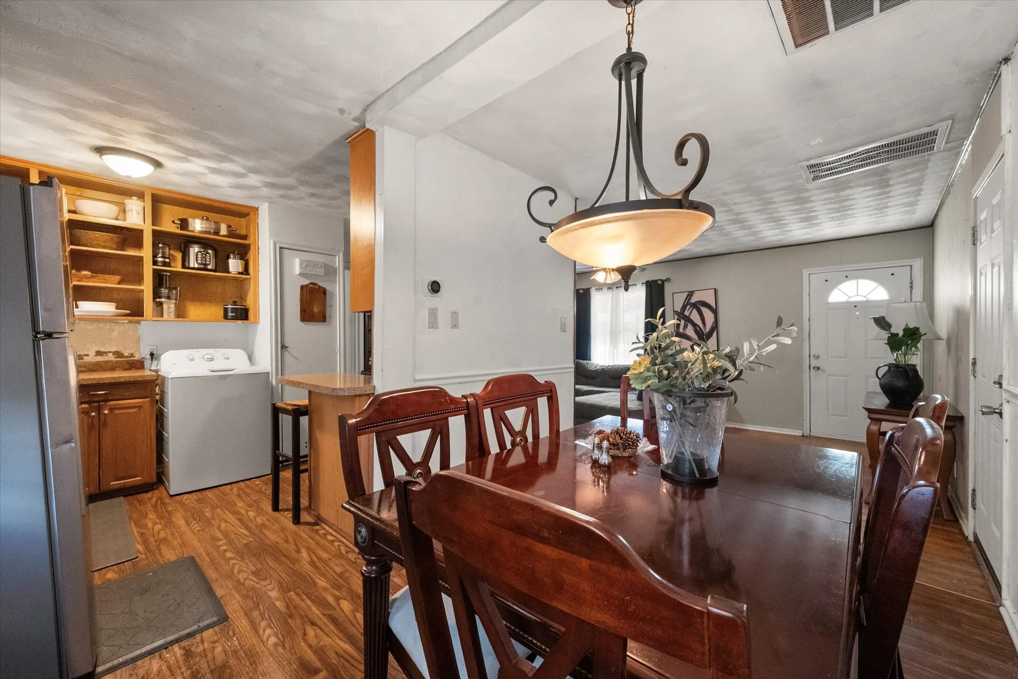 Single Family Residence For Sale in Tarrant County , 1725 Grace Street, Arlington, Texas 76010, 3 Bedroom, 1 Bathroom, 1 Garage spaces, 1,084 Sqft, built in 1953, mls#21400775, Real Estate Agent in Arlington, Homes For Sale in Tarrant county, Homes For Sale in Arlington, Realtor in Arlington Texas, Real Estate Brokerage Independent Realty Texas, Luminita Cordes Realtor