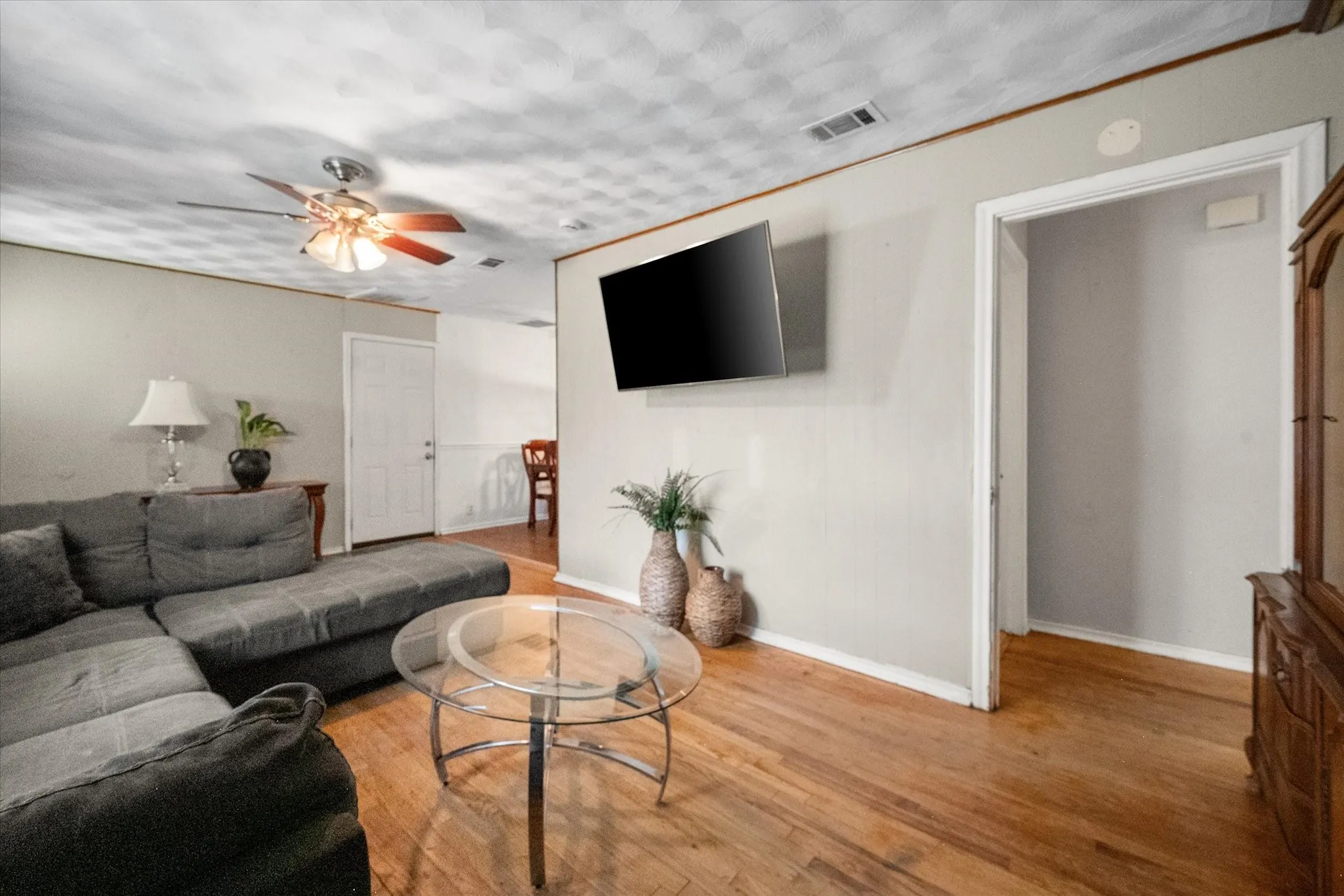 Single Family Residence For Sale in Tarrant County , 1725 Grace Street, Arlington, Texas 76010, 3 Bedroom, 1 Bathroom, 1 Garage spaces, 1,084 Sqft, built in 1953, mls#21400775, Real Estate Agent in Arlington, Homes For Sale in Tarrant county, Homes For Sale in Arlington, Realtor in Arlington Texas, Real Estate Brokerage Independent Realty Texas, Luminita Cordes Realtor