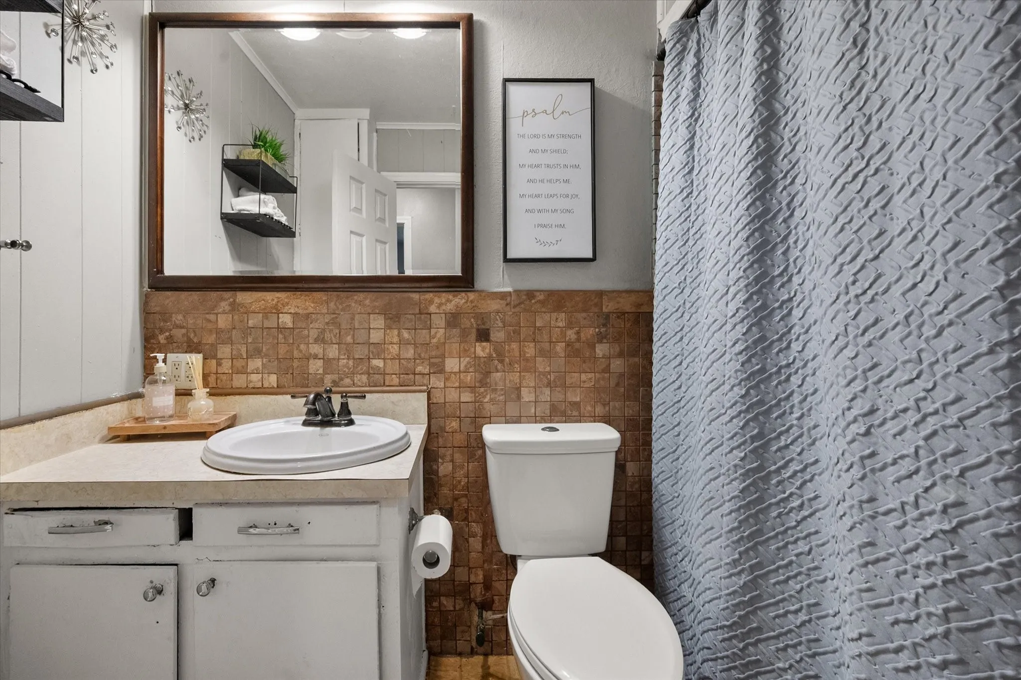 Single Family Residence For Sale in Tarrant County , 1725 Grace Street, Arlington, Texas 76010, 3 Bedroom, 1 Bathroom, 1 Garage spaces, 1,084 Sqft, built in 1953, mls#21400775, Real Estate Agent in Arlington, Homes For Sale in Tarrant county, Homes For Sale in Arlington, Realtor in Arlington Texas, Real Estate Brokerage Independent Realty Texas, Luminita Cordes Realtor