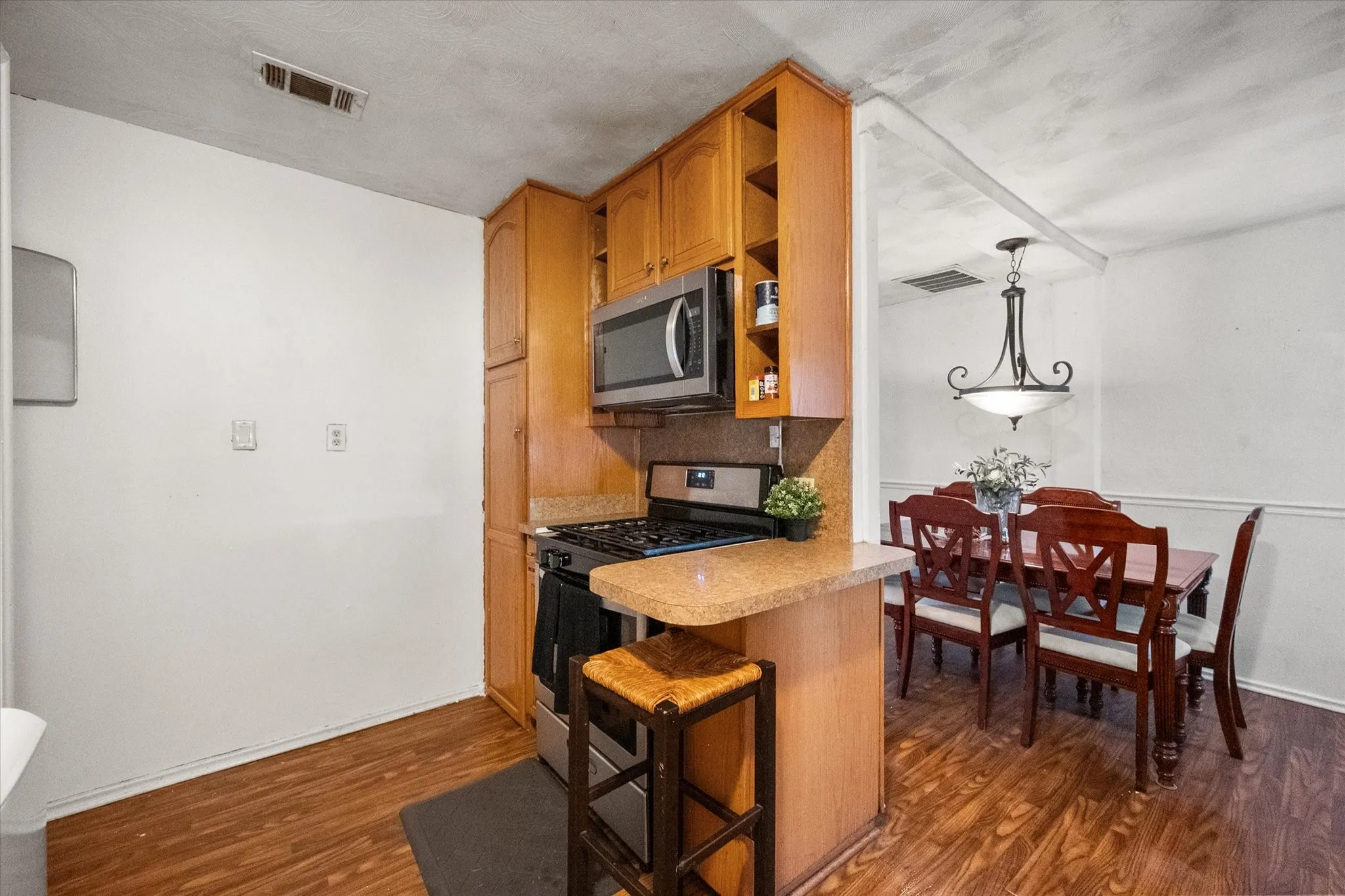 Single Family Residence For Sale in Tarrant County , 1725 Grace Street, Arlington, Texas 76010, 3 Bedroom, 1 Bathroom, 1 Garage spaces, 1,084 Sqft, built in 1953, mls#21400775, Real Estate Agent in Arlington, Homes For Sale in Tarrant county, Homes For Sale in Arlington, Realtor in Arlington Texas, Real Estate Brokerage Independent Realty Texas, Luminita Cordes Realtor