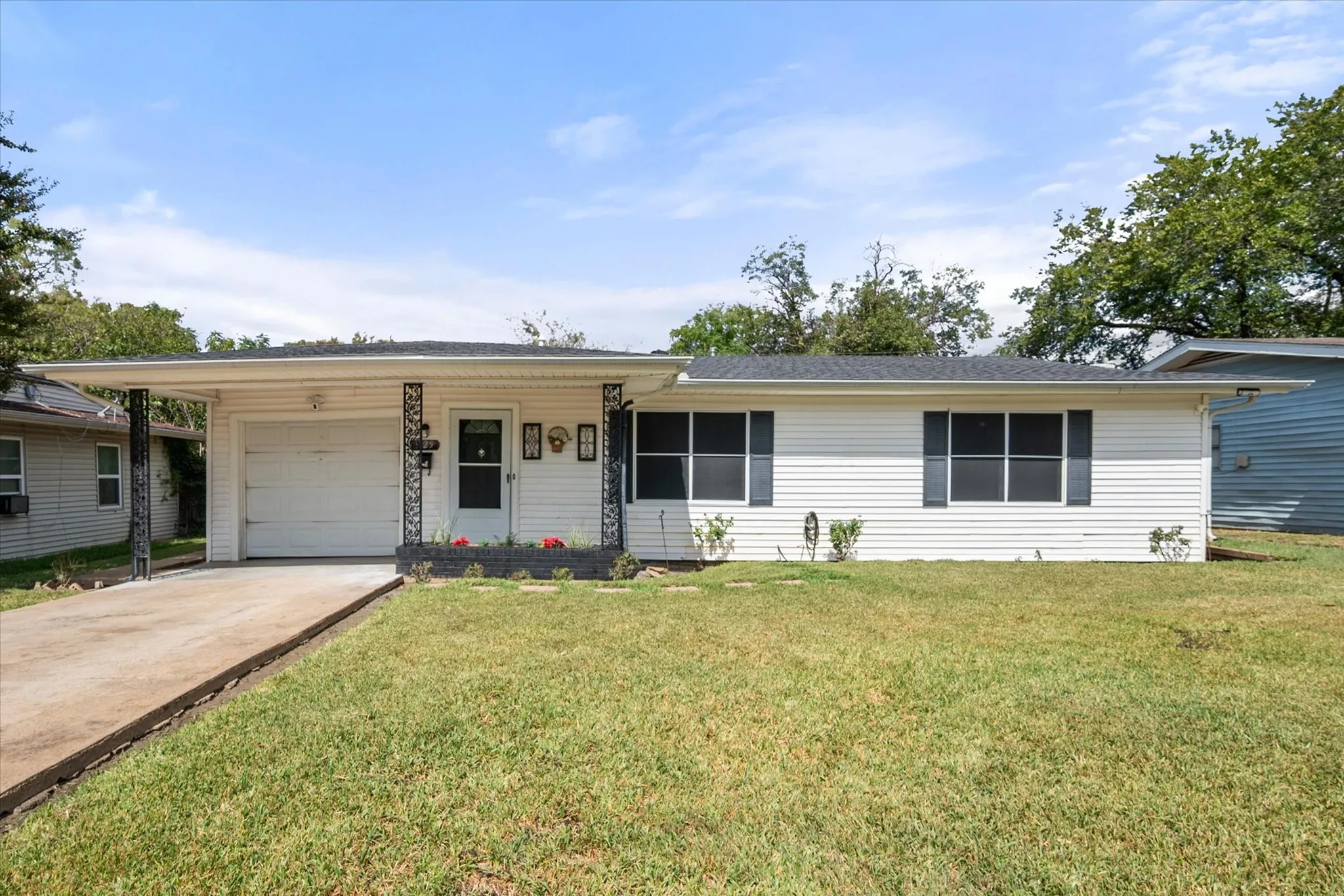 Single Family Residence For Sale in Tarrant County , 1725 Grace Street, Arlington, Texas 76010, 3 Bedroom, 1 Bathroom, 1 Garage spaces, 1,084 Sqft, built in 1953, mls#21400775, Real Estate Agent in Arlington, Homes For Sale in Tarrant county, Homes For Sale in Arlington, Realtor in Arlington Texas, Real Estate Brokerage Independent Realty Texas, Luminita Cordes Realtor