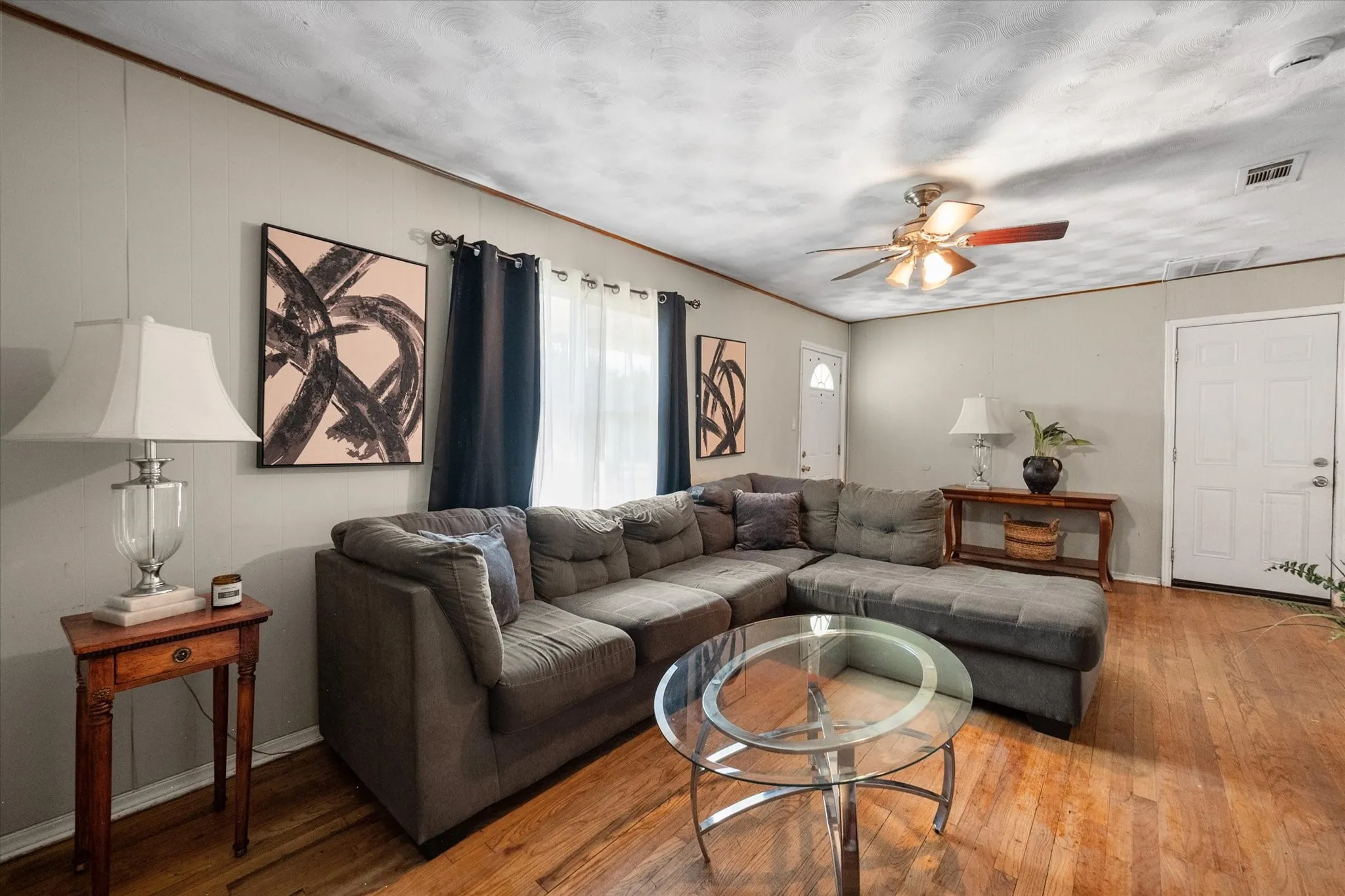 Single Family Residence For Sale in Tarrant County , 1725 Grace Street, Arlington, Texas 76010, 3 Bedroom, 1 Bathroom, 1 Garage spaces, 1,084 Sqft, built in 1953, mls#21400775, Real Estate Agent in Arlington, Homes For Sale in Tarrant county, Homes For Sale in Arlington, Realtor in Arlington Texas, Real Estate Brokerage Independent Realty Texas, Luminita Cordes Realtor