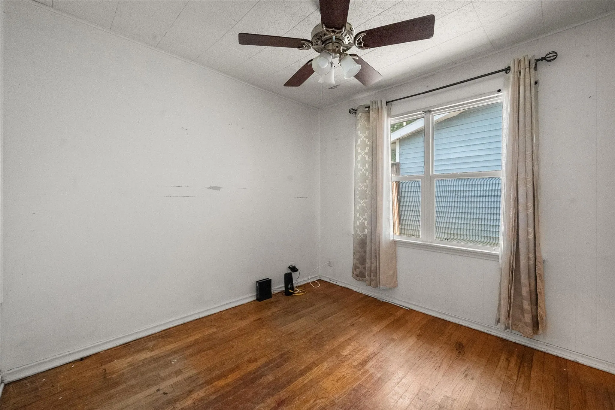Single Family Residence For Sale in Tarrant County , 1725 Grace Street, Arlington, Texas 76010, 3 Bedroom, 1 Bathroom, 1 Garage spaces, 1,084 Sqft, built in 1953, mls#21400775, Real Estate Agent in Arlington, Homes For Sale in Tarrant county, Homes For Sale in Arlington, Realtor in Arlington Texas, Real Estate Brokerage Independent Realty Texas, Luminita Cordes Realtor