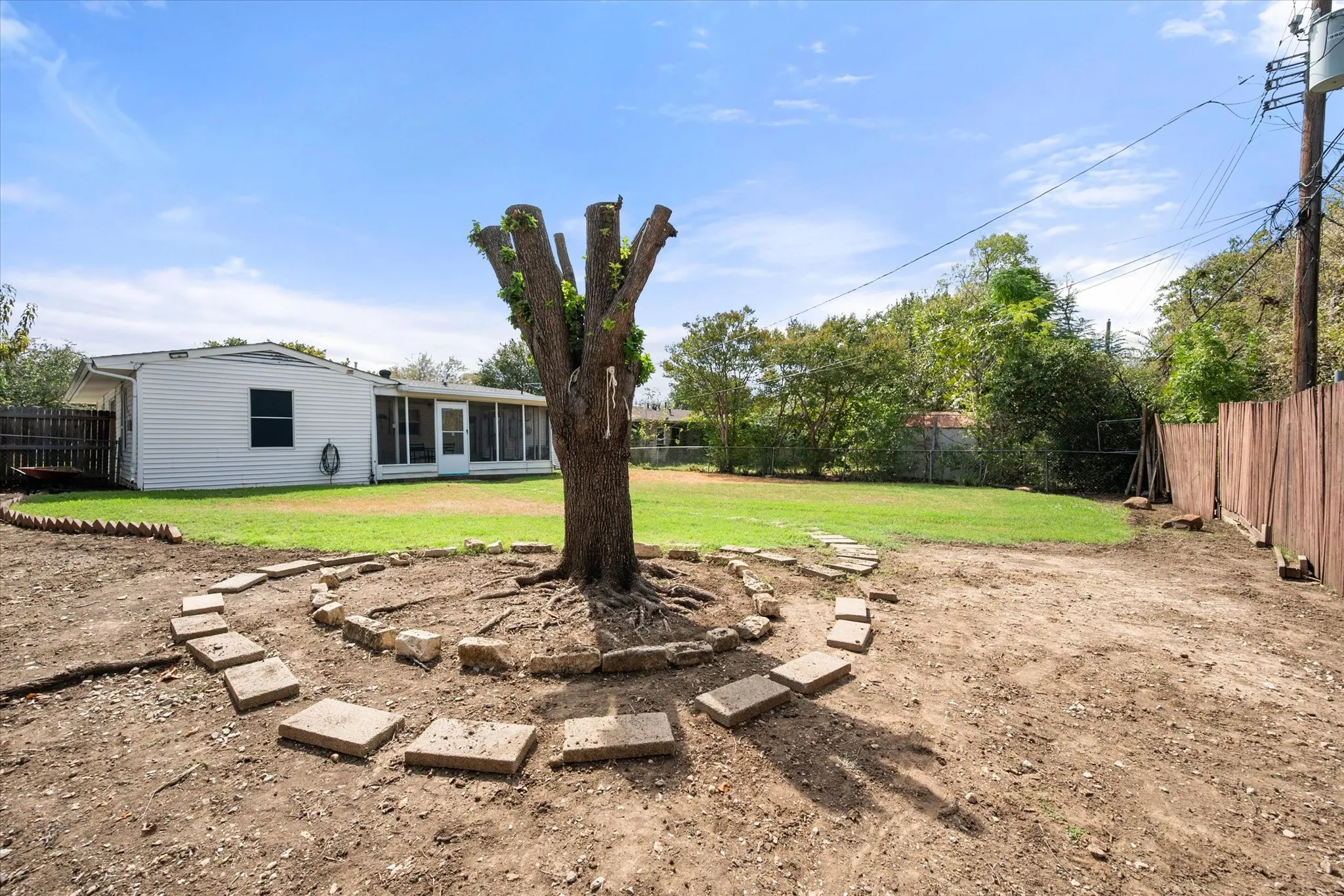 Single Family Residence For Sale in Tarrant County , 1725 Grace Street, Arlington, Texas 76010, 3 Bedroom, 1 Bathroom, 1 Garage spaces, 1,084 Sqft, built in 1953, mls#21400775, Real Estate Agent in Arlington, Homes For Sale in Tarrant county, Homes For Sale in Arlington, Realtor in Arlington Texas, Real Estate Brokerage Independent Realty Texas, Luminita Cordes Realtor