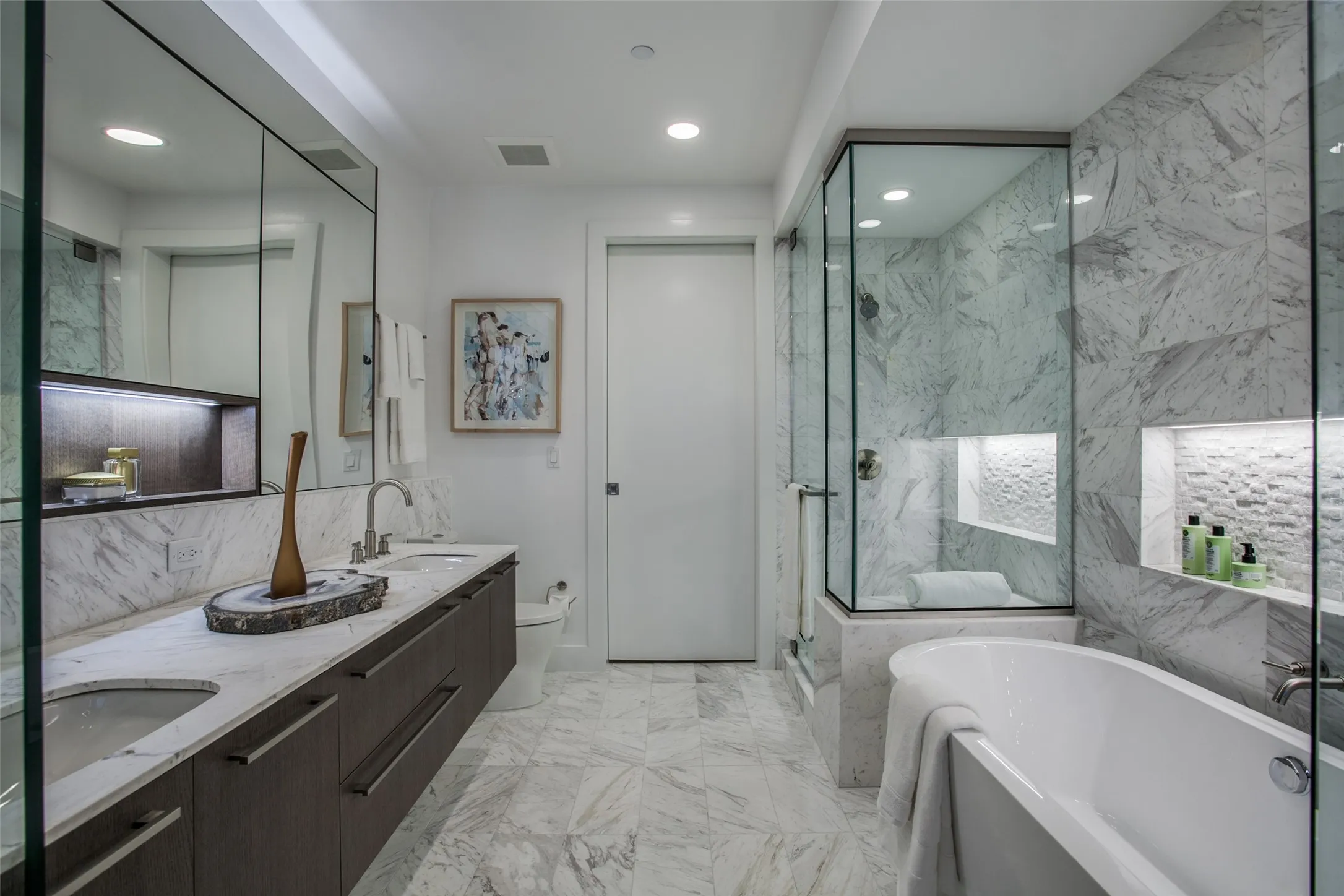 Condominium For Rent in Dallas County , 3130 N Harwood Street 1203, Dallas, Texas 75201, 3 Bedroom, 3 Bathroom, 2 Garage spaces, 1,903 Sqft, built in 2018, mls#21399695, Real Estate Agent in Dallas, Homes For Rent in Dallas county, Homes For Rent in Dallas, Realtor in Dallas Texas, Real Estate Brokerage Independent Realty Texas, Luminita Cordes Realtor