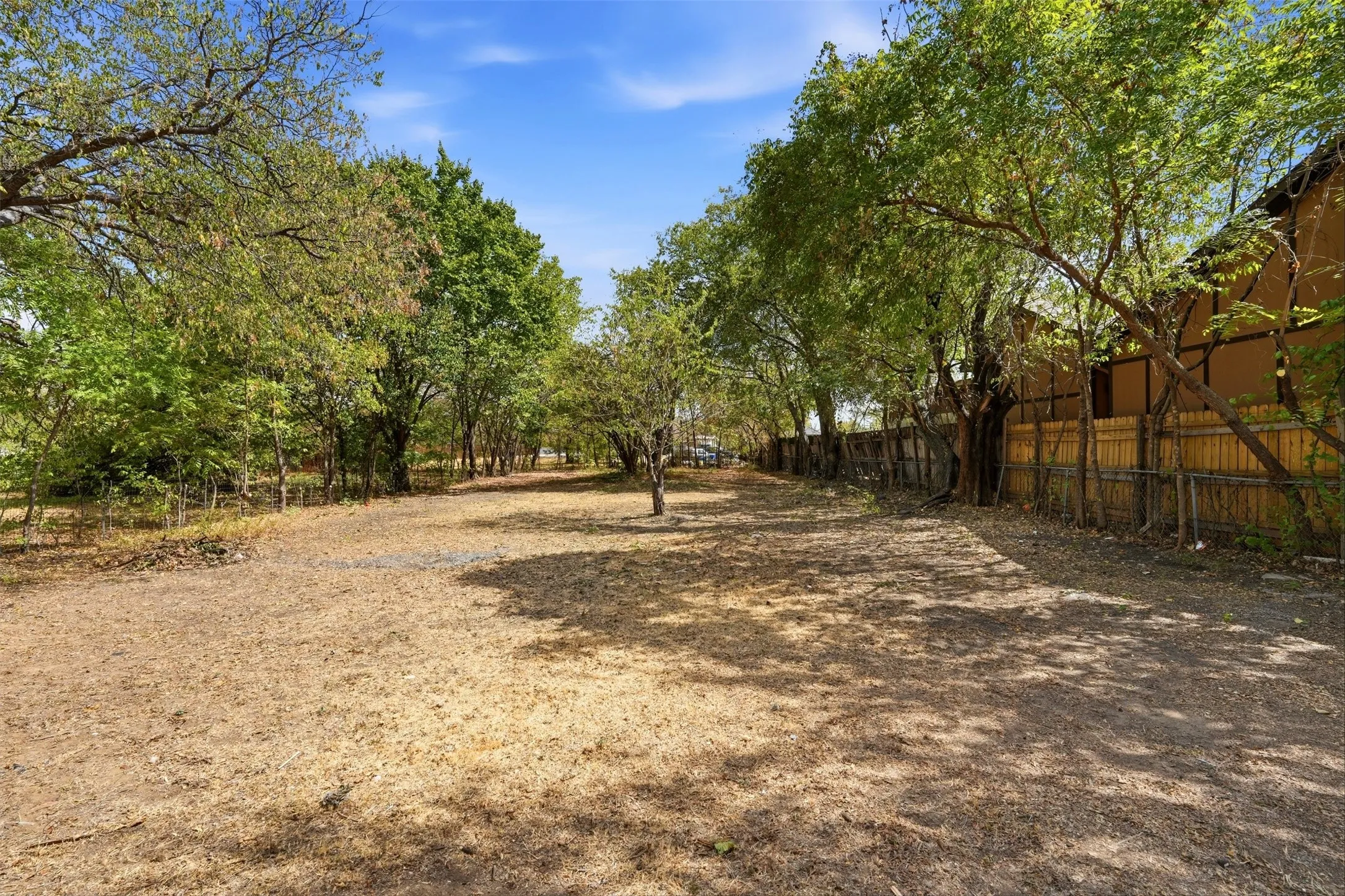 Single Family Residence For Sale in Dallas County , 3102 Weisenberger Drive, Dallas, Texas 75212, 3 Bedroom, 2 Bathroom, 2 Garage spaces, 1,529 Sqft, built in 2003, mls#21401409, Real Estate Agent in Dallas, Homes For Sale in Dallas county, Homes For Sale in Dallas, Realtor in Dallas Texas, Real Estate Brokerage Independent Realty Texas, Luminita Cordes Realtor