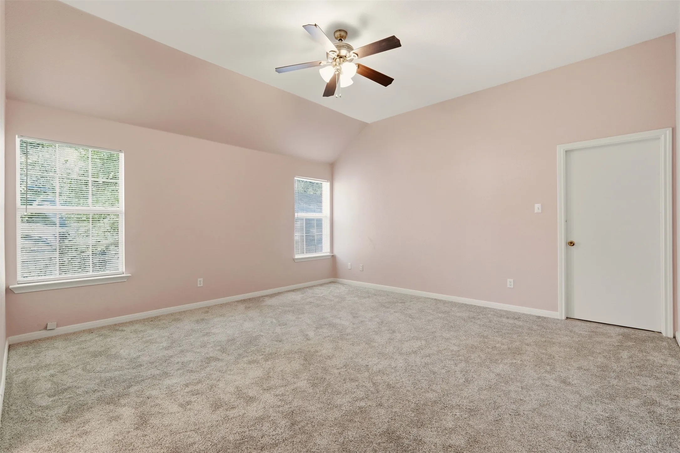 Single Family Residence For Sale in Dallas County , 3102 Weisenberger Drive, Dallas, Texas 75212, 3 Bedroom, 2 Bathroom, 2 Garage spaces, 1,529 Sqft, built in 2003, mls#21401409, Real Estate Agent in Dallas, Homes For Sale in Dallas county, Homes For Sale in Dallas, Realtor in Dallas Texas, Real Estate Brokerage Independent Realty Texas, Luminita Cordes Realtor