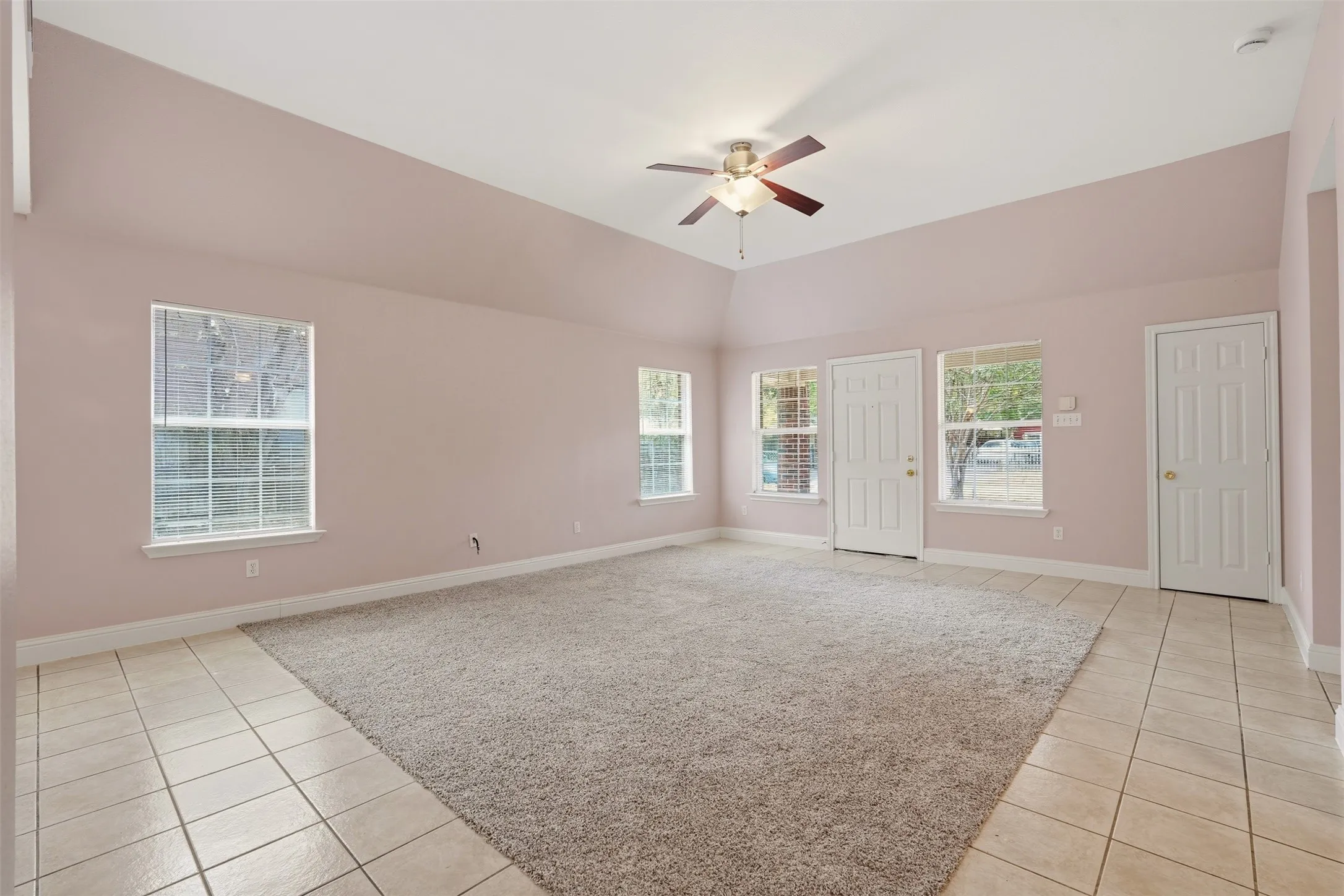 Single Family Residence For Sale in Dallas County , 3102 Weisenberger Drive, Dallas, Texas 75212, 3 Bedroom, 2 Bathroom, 2 Garage spaces, 1,529 Sqft, built in 2003, mls#21401409, Real Estate Agent in Dallas, Homes For Sale in Dallas county, Homes For Sale in Dallas, Realtor in Dallas Texas, Real Estate Brokerage Independent Realty Texas, Luminita Cordes Realtor