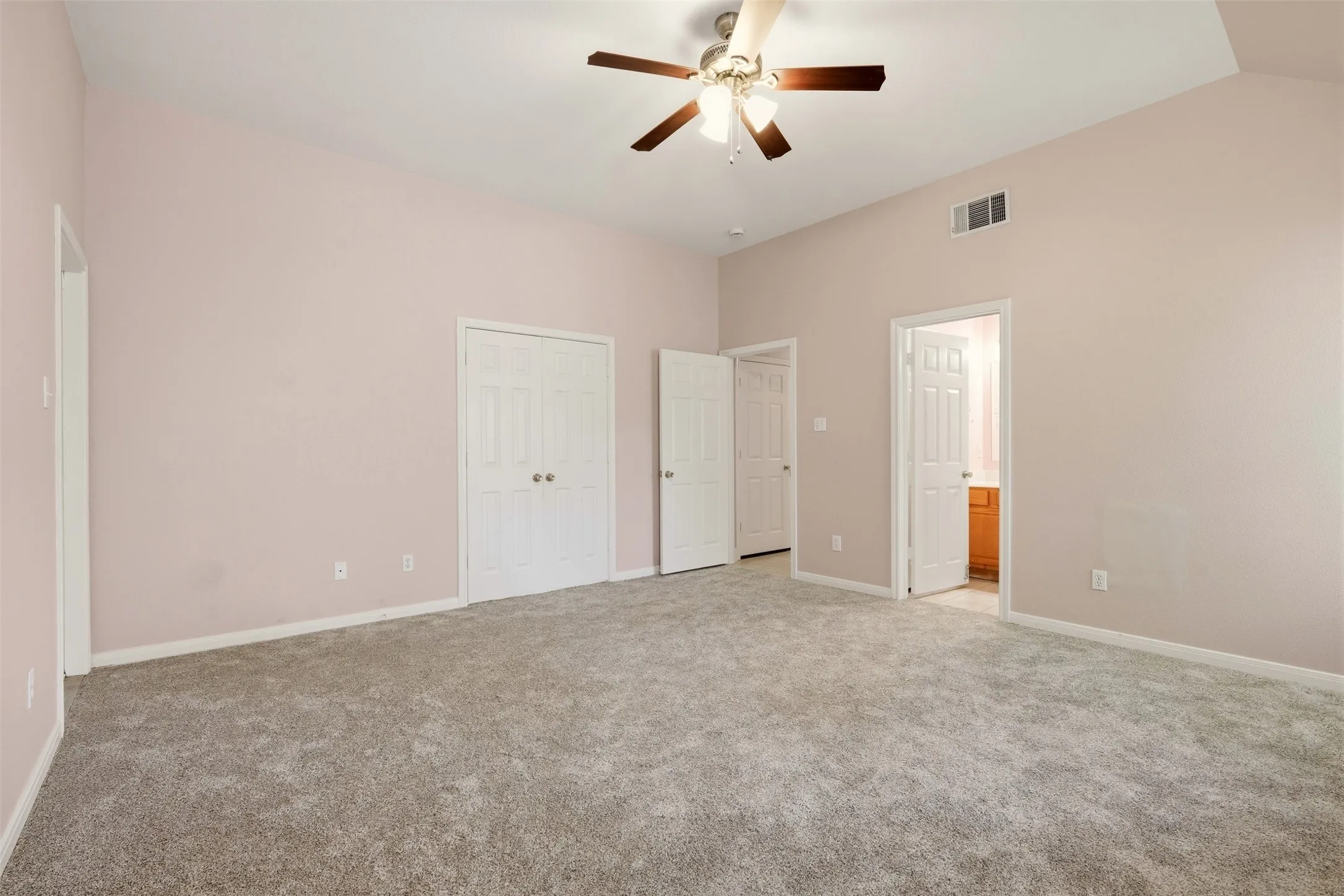 Single Family Residence For Sale in Dallas County , 3102 Weisenberger Drive, Dallas, Texas 75212, 3 Bedroom, 2 Bathroom, 2 Garage spaces, 1,529 Sqft, built in 2003, mls#21401409, Real Estate Agent in Dallas, Homes For Sale in Dallas county, Homes For Sale in Dallas, Realtor in Dallas Texas, Real Estate Brokerage Independent Realty Texas, Luminita Cordes Realtor