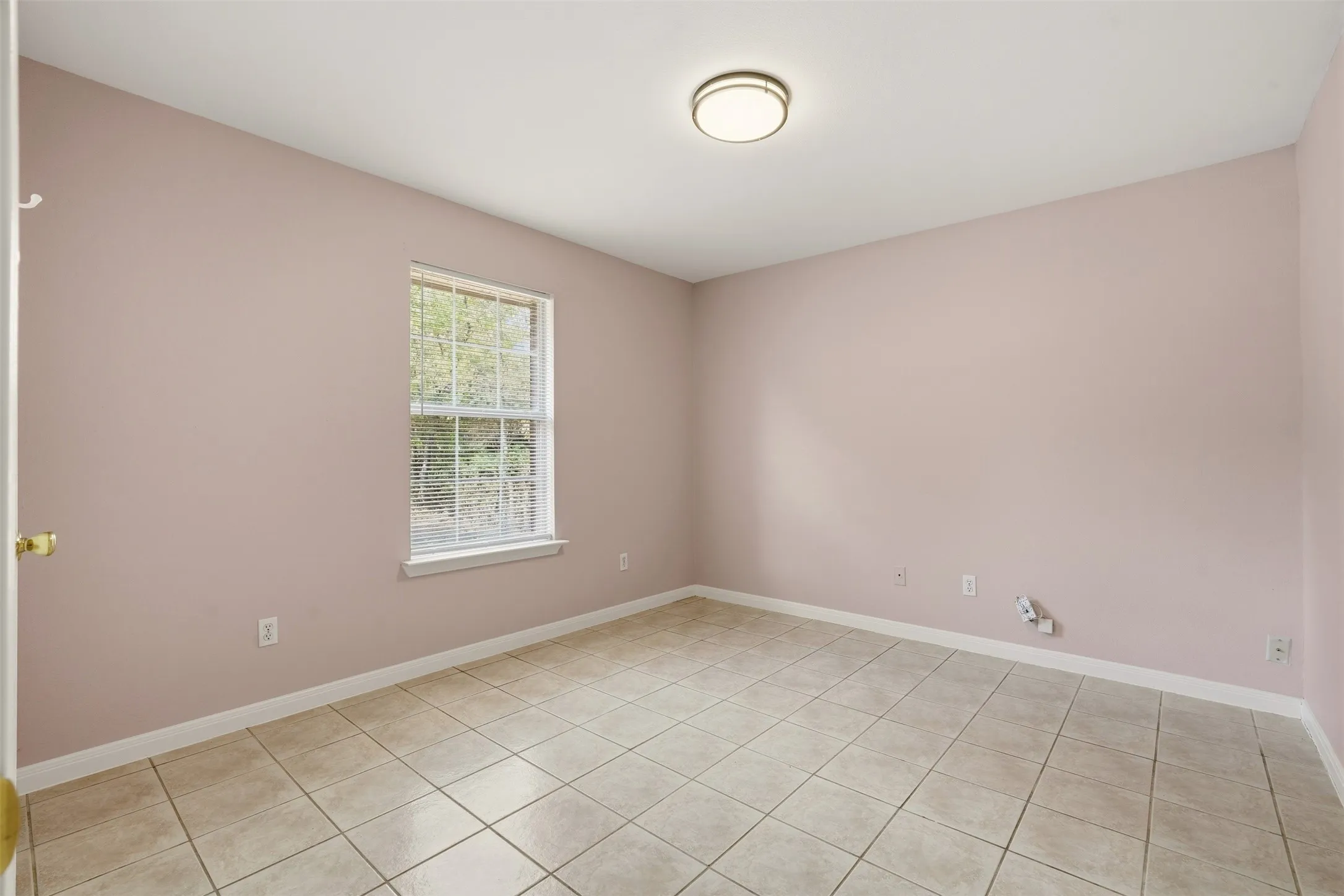 Single Family Residence For Sale in Dallas County , 3102 Weisenberger Drive, Dallas, Texas 75212, 3 Bedroom, 2 Bathroom, 2 Garage spaces, 1,529 Sqft, built in 2003, mls#21401409, Real Estate Agent in Dallas, Homes For Sale in Dallas county, Homes For Sale in Dallas, Realtor in Dallas Texas, Real Estate Brokerage Independent Realty Texas, Luminita Cordes Realtor