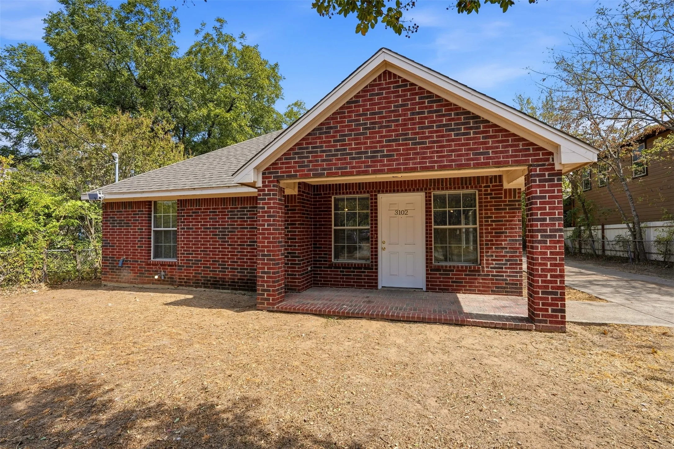 Single Family Residence For Sale in Dallas County , 3102 Weisenberger Drive, Dallas, Texas 75212, 3 Bedroom, 2 Bathroom, 2 Garage spaces, 1,529 Sqft, built in 2003, mls#21401409, Real Estate Agent in Dallas, Homes For Sale in Dallas county, Homes For Sale in Dallas, Realtor in Dallas Texas, Real Estate Brokerage Independent Realty Texas, Luminita Cordes Realtor