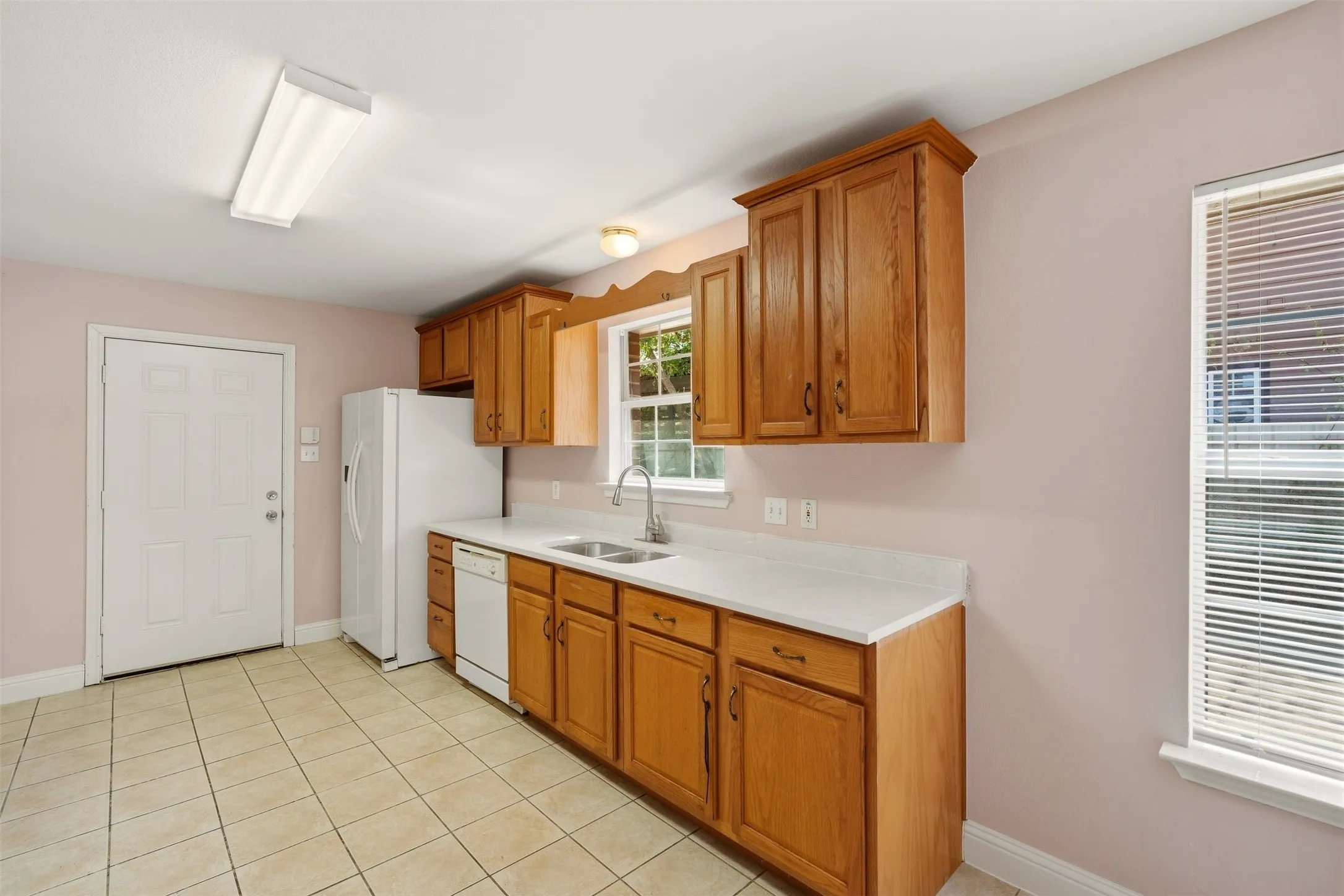 Single Family Residence For Sale in Dallas County , 3102 Weisenberger Drive, Dallas, Texas 75212, 3 Bedroom, 2 Bathroom, 2 Garage spaces, 1,529 Sqft, built in 2003, mls#21401409, Real Estate Agent in Dallas, Homes For Sale in Dallas county, Homes For Sale in Dallas, Realtor in Dallas Texas, Real Estate Brokerage Independent Realty Texas, Luminita Cordes Realtor