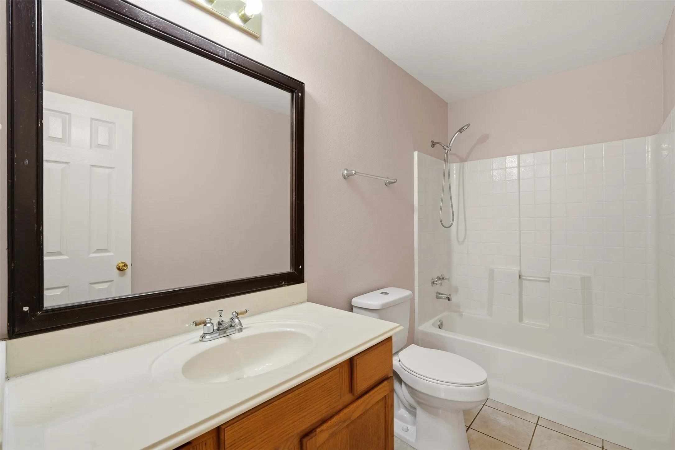 Single Family Residence For Sale in Dallas County , 3102 Weisenberger Drive, Dallas, Texas 75212, 3 Bedroom, 2 Bathroom, 2 Garage spaces, 1,529 Sqft, built in 2003, mls#21401409, Real Estate Agent in Dallas, Homes For Sale in Dallas county, Homes For Sale in Dallas, Realtor in Dallas Texas, Real Estate Brokerage Independent Realty Texas, Luminita Cordes Realtor