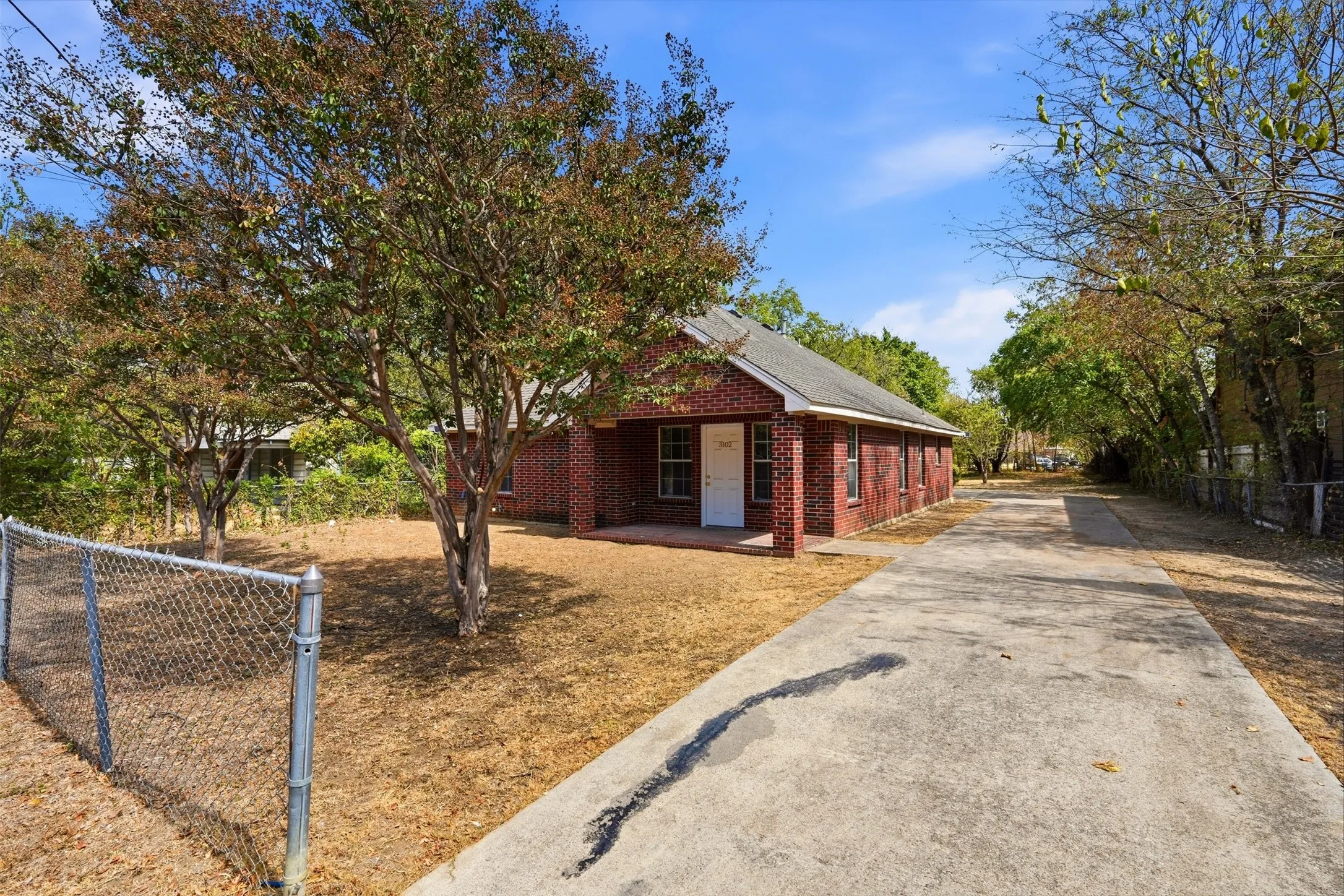 Single Family Residence For Sale in Dallas County , 3102 Weisenberger Drive, Dallas, Texas 75212, 3 Bedroom, 2 Bathroom, 2 Garage spaces, 1,529 Sqft, built in 2003, mls#21401409, Real Estate Agent in Dallas, Homes For Sale in Dallas county, Homes For Sale in Dallas, Realtor in Dallas Texas, Real Estate Brokerage Independent Realty Texas, Luminita Cordes Realtor