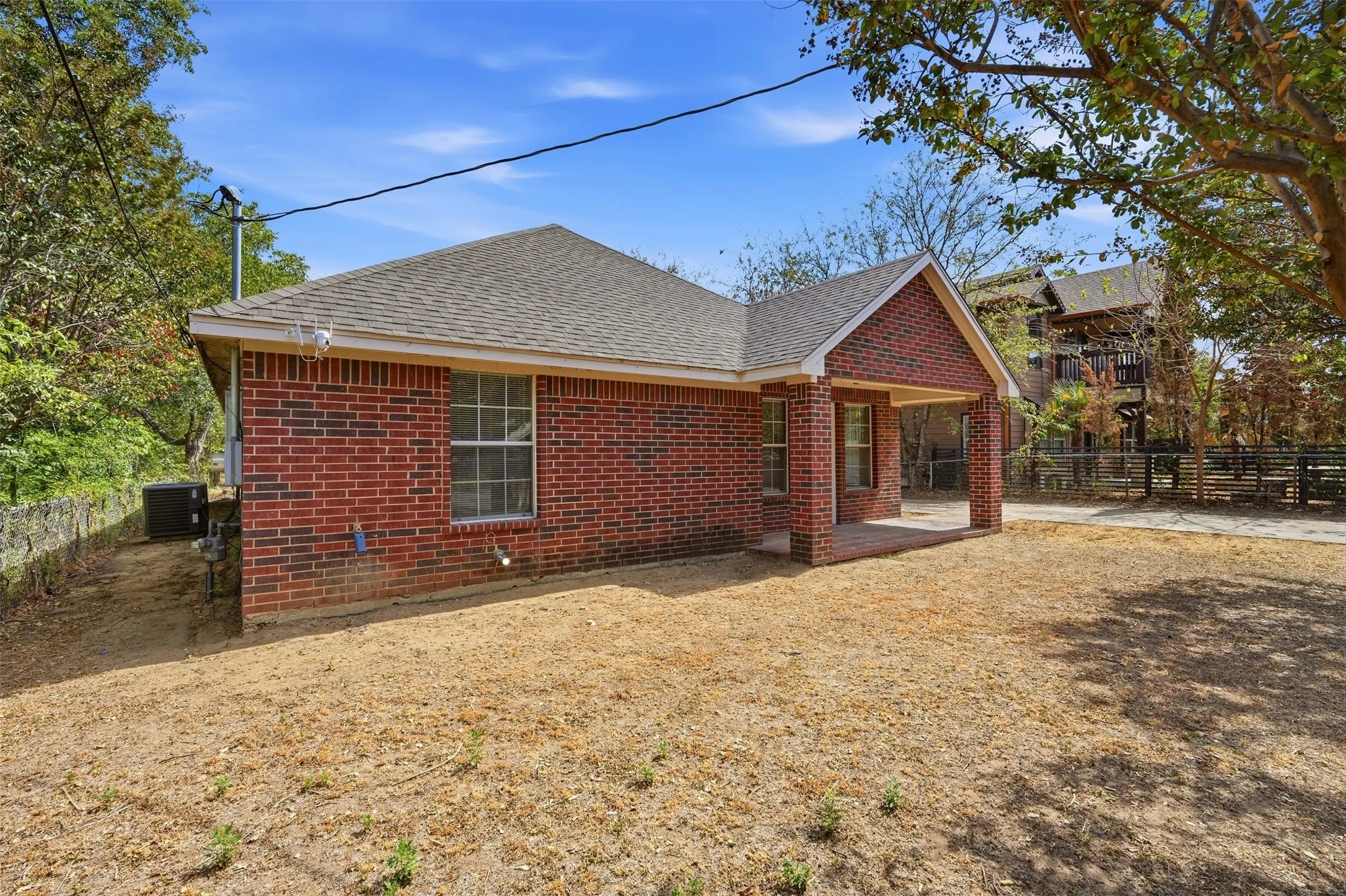 Single Family Residence For Sale in Dallas County , 3102 Weisenberger Drive, Dallas, Texas 75212, 3 Bedroom, 2 Bathroom, 2 Garage spaces, 1,529 Sqft, built in 2003, mls#21401409, Real Estate Agent in Dallas, Homes For Sale in Dallas county, Homes For Sale in Dallas, Realtor in Dallas Texas, Real Estate Brokerage Independent Realty Texas, Luminita Cordes Realtor