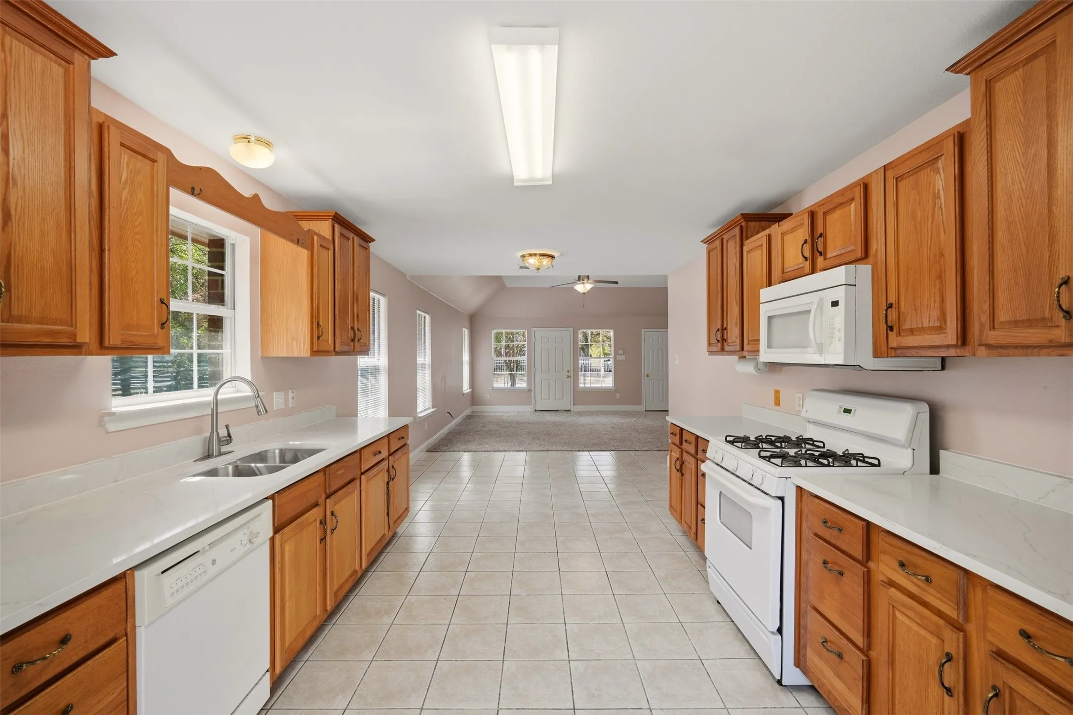 Single Family Residence For Sale in Dallas County , 3102 Weisenberger Drive, Dallas, Texas 75212, 3 Bedroom, 2 Bathroom, 2 Garage spaces, 1,529 Sqft, built in 2003, mls#21401409, Real Estate Agent in Dallas, Homes For Sale in Dallas county, Homes For Sale in Dallas, Realtor in Dallas Texas, Real Estate Brokerage Independent Realty Texas, Luminita Cordes Realtor
