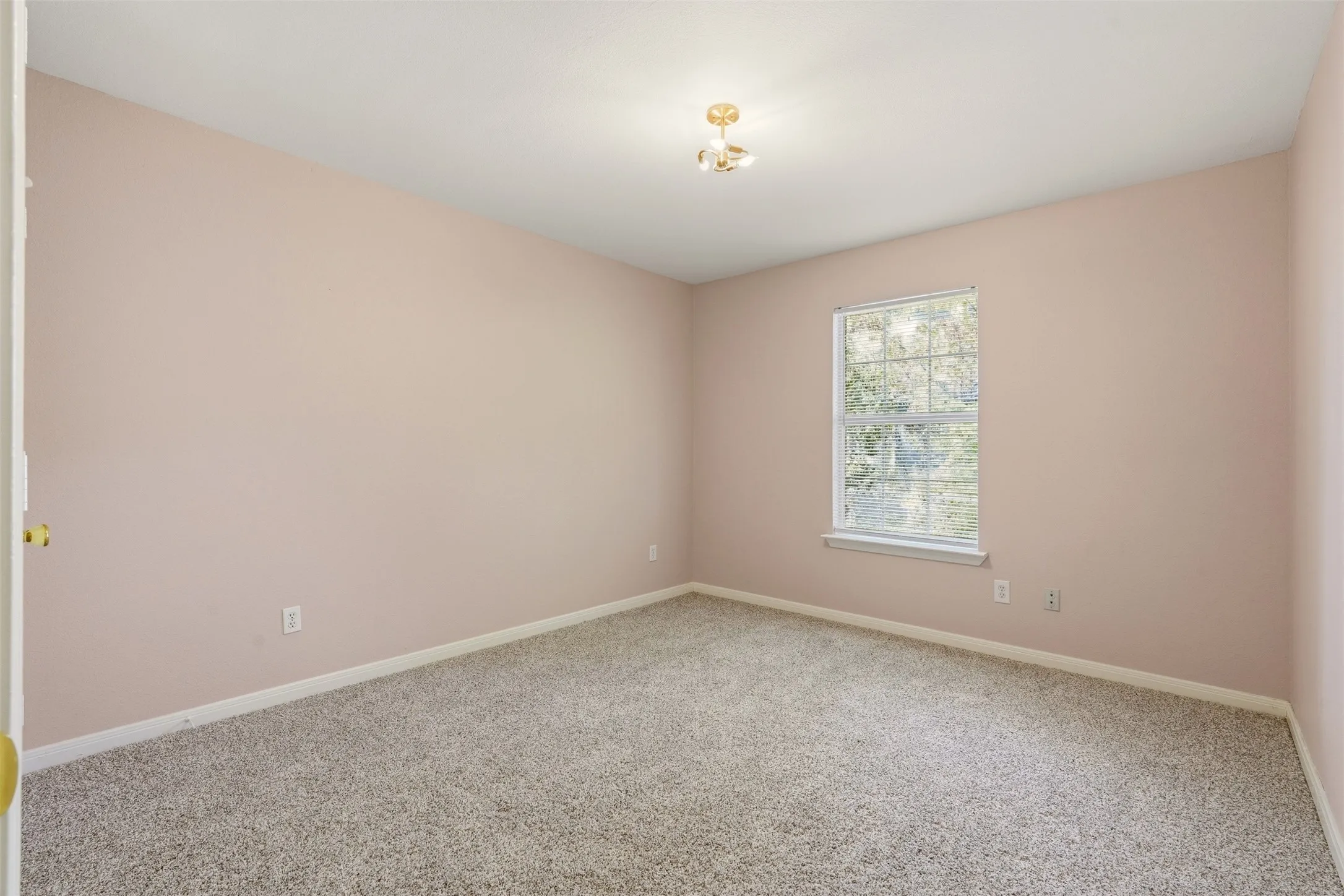 Single Family Residence For Sale in Dallas County , 3102 Weisenberger Drive, Dallas, Texas 75212, 3 Bedroom, 2 Bathroom, 2 Garage spaces, 1,529 Sqft, built in 2003, mls#21401409, Real Estate Agent in Dallas, Homes For Sale in Dallas county, Homes For Sale in Dallas, Realtor in Dallas Texas, Real Estate Brokerage Independent Realty Texas, Luminita Cordes Realtor