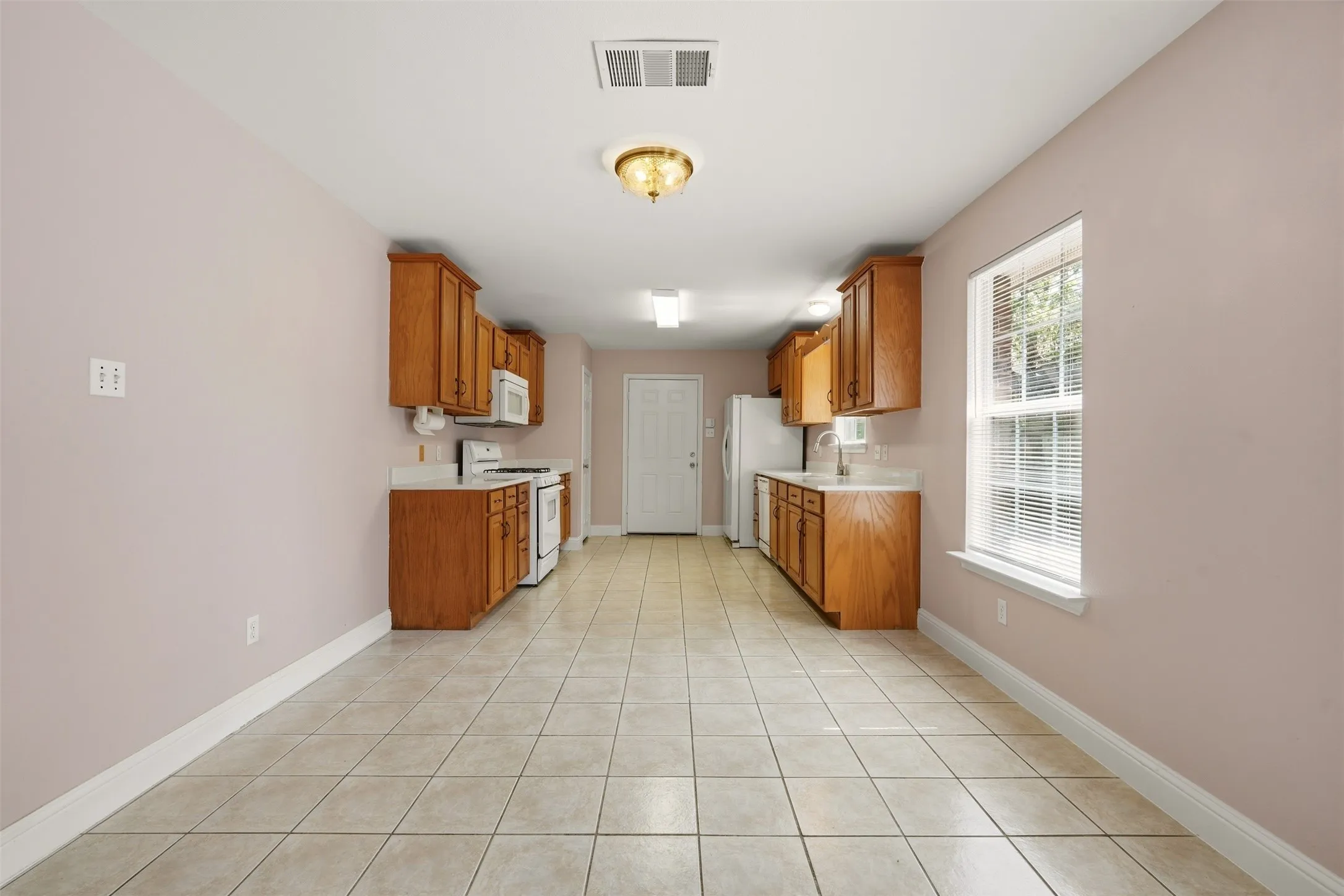 Single Family Residence For Sale in Dallas County , 3102 Weisenberger Drive, Dallas, Texas 75212, 3 Bedroom, 2 Bathroom, 2 Garage spaces, 1,529 Sqft, built in 2003, mls#21401409, Real Estate Agent in Dallas, Homes For Sale in Dallas county, Homes For Sale in Dallas, Realtor in Dallas Texas, Real Estate Brokerage Independent Realty Texas, Luminita Cordes Realtor