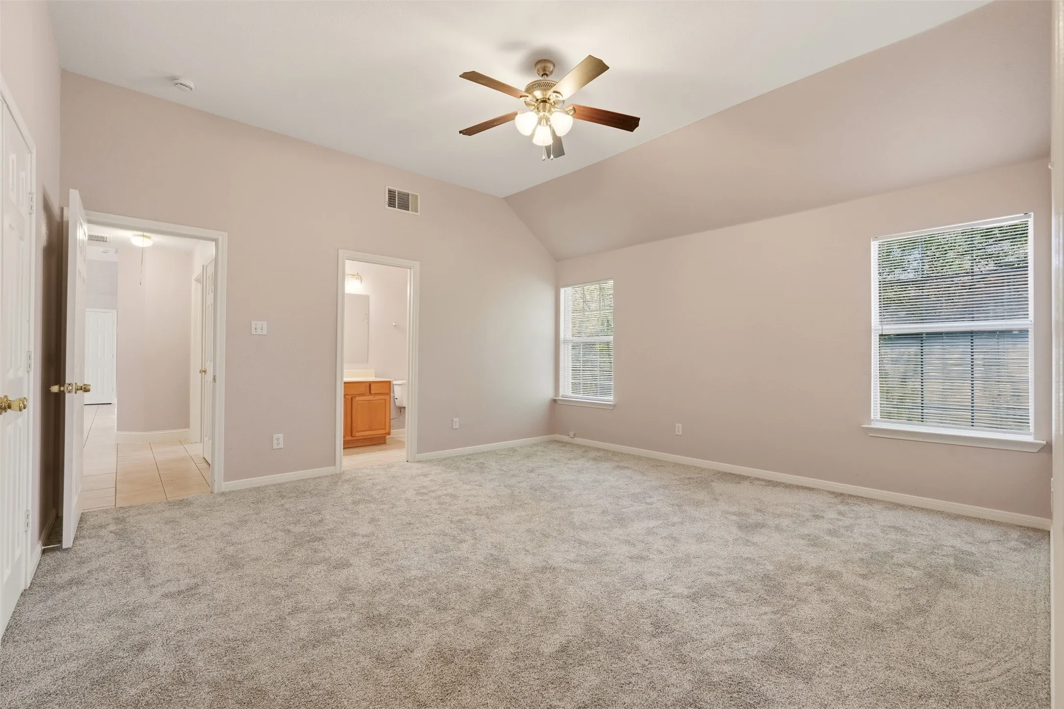 Single Family Residence For Sale in Dallas County , 3102 Weisenberger Drive, Dallas, Texas 75212, 3 Bedroom, 2 Bathroom, 2 Garage spaces, 1,529 Sqft, built in 2003, mls#21401409, Real Estate Agent in Dallas, Homes For Sale in Dallas county, Homes For Sale in Dallas, Realtor in Dallas Texas, Real Estate Brokerage Independent Realty Texas, Luminita Cordes Realtor