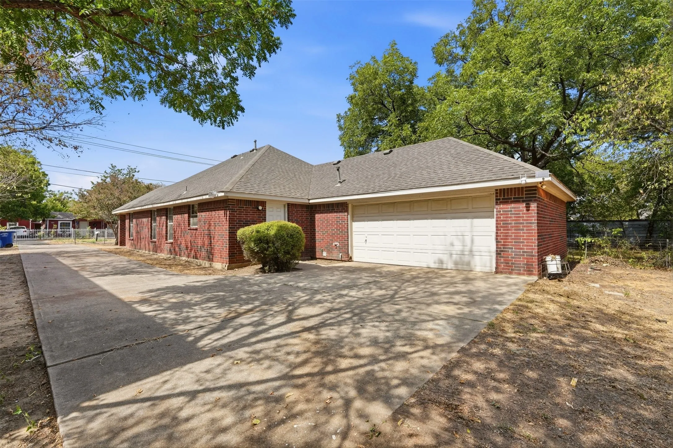 Single Family Residence For Sale in Dallas County , 3102 Weisenberger Drive, Dallas, Texas 75212, 3 Bedroom, 2 Bathroom, 2 Garage spaces, 1,529 Sqft, built in 2003, mls#21401409, Real Estate Agent in Dallas, Homes For Sale in Dallas county, Homes For Sale in Dallas, Realtor in Dallas Texas, Real Estate Brokerage Independent Realty Texas, Luminita Cordes Realtor