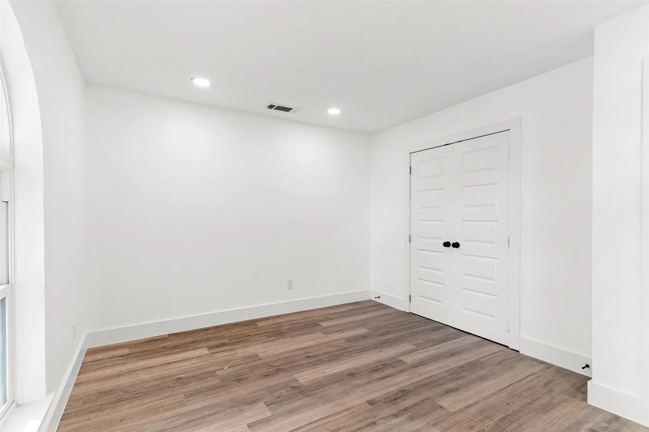 Single Family Residence For Rent in Rockwall County , 103 Elm Crest Drive, Rowlett, Texas 75087, 5 Bedroom, 4 Bathroom, 2 Garage spaces, 2,538 Sqft, built in 1970, mls#21398732, Real Estate Agent in Rowlett, Homes For Rent in Rockwall county, Homes For Rent in Rowlett, Realtor in Rowlett Texas, Real Estate Brokerage Independent Realty Texas, Luminita Cordes Realtor