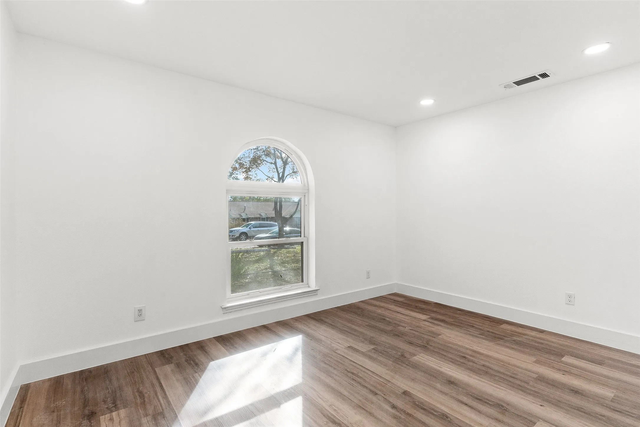 Single Family Residence For Rent in Rockwall County , 103 Elm Crest Drive, Rowlett, Texas 75087, 5 Bedroom, 4 Bathroom, 2 Garage spaces, 2,538 Sqft, built in 1970, mls#21398732, Real Estate Agent in Rowlett, Homes For Rent in Rockwall county, Homes For Rent in Rowlett, Realtor in Rowlett Texas, Real Estate Brokerage Independent Realty Texas, Luminita Cordes Realtor