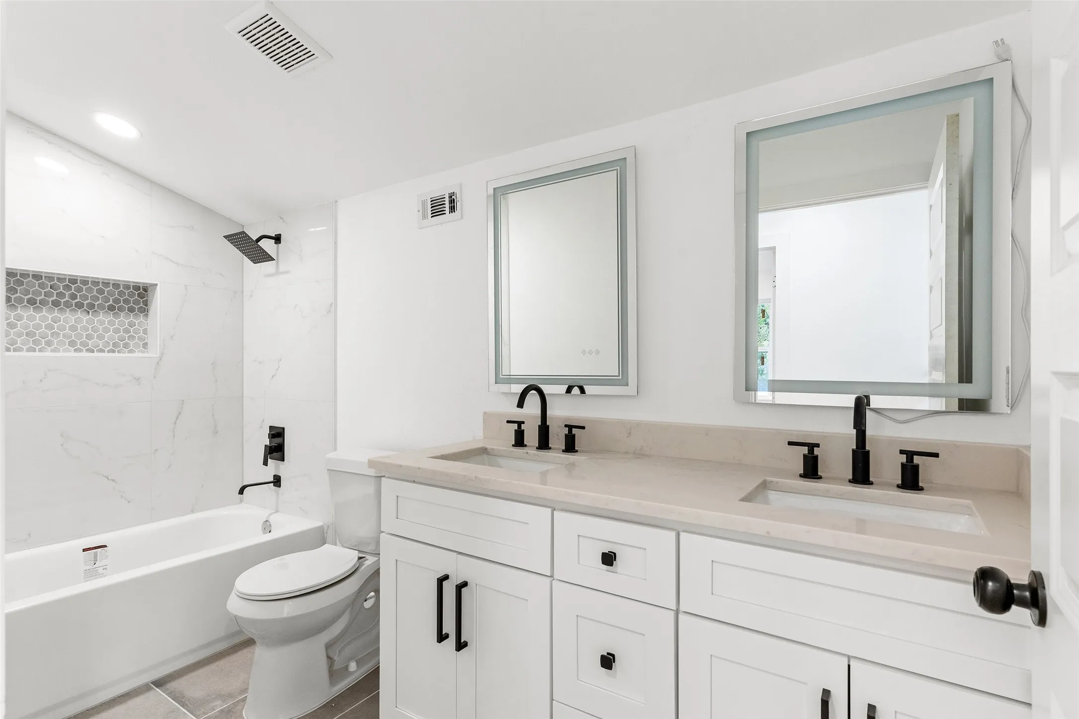 Single Family Residence For Rent in Rockwall County , 103 Elm Crest Drive, Rowlett, Texas 75087, 5 Bedroom, 4 Bathroom, 2 Garage spaces, 2,538 Sqft, built in 1970, mls#21398732, Real Estate Agent in Rowlett, Homes For Rent in Rockwall county, Homes For Rent in Rowlett, Realtor in Rowlett Texas, Real Estate Brokerage Independent Realty Texas, Luminita Cordes Realtor