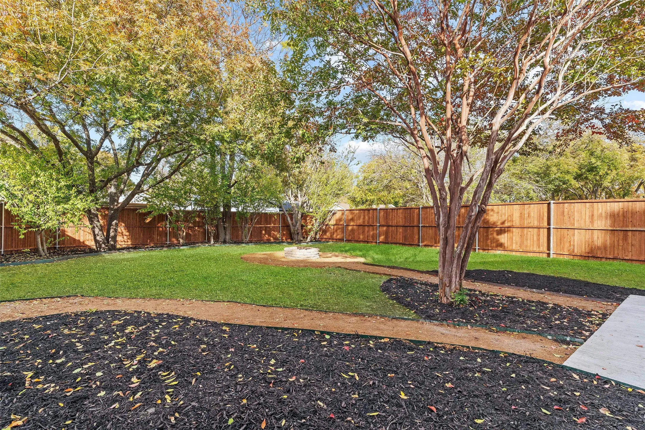 Single Family Residence For Rent in Rockwall County , 103 Elm Crest Drive, Rowlett, Texas 75087, 5 Bedroom, 4 Bathroom, 2 Garage spaces, 2,538 Sqft, built in 1970, mls#21398732, Real Estate Agent in Rowlett, Homes For Rent in Rockwall county, Homes For Rent in Rowlett, Realtor in Rowlett Texas, Real Estate Brokerage Independent Realty Texas, Luminita Cordes Realtor