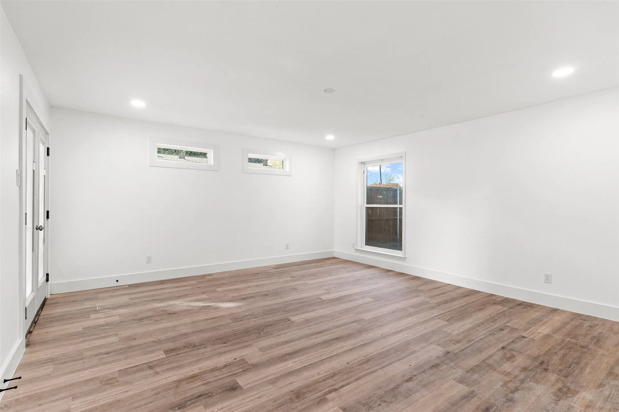 Single Family Residence For Rent in Rockwall County , 103 Elm Crest Drive, Rowlett, Texas 75087, 5 Bedroom, 4 Bathroom, 2 Garage spaces, 2,538 Sqft, built in 1970, mls#21398732, Real Estate Agent in Rowlett, Homes For Rent in Rockwall county, Homes For Rent in Rowlett, Realtor in Rowlett Texas, Real Estate Brokerage Independent Realty Texas, Luminita Cordes Realtor