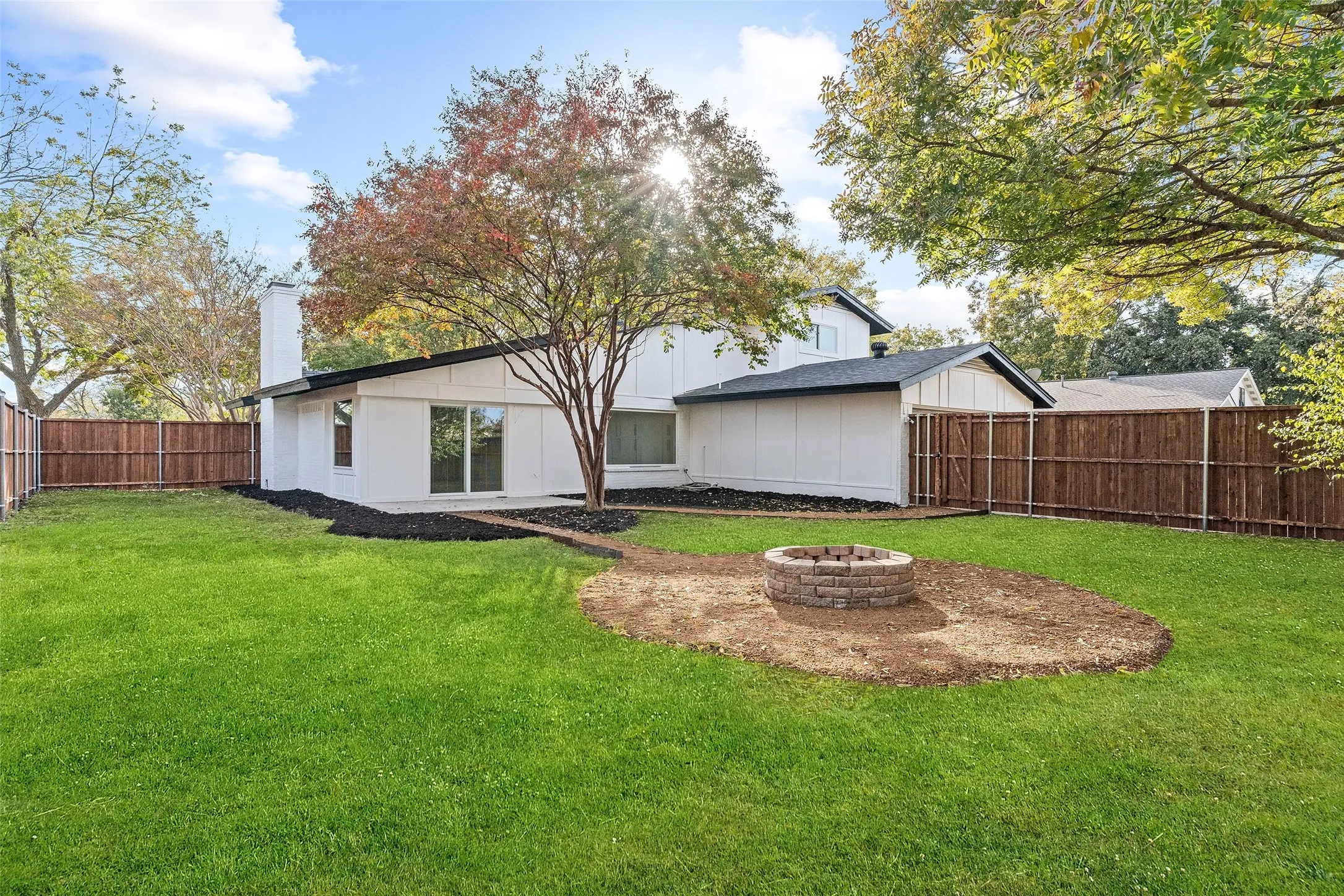 Single Family Residence For Rent in Rockwall County , 103 Elm Crest Drive, Rowlett, Texas 75087, 5 Bedroom, 4 Bathroom, 2 Garage spaces, 2,538 Sqft, built in 1970, mls#21398732, Real Estate Agent in Rowlett, Homes For Rent in Rockwall county, Homes For Rent in Rowlett, Realtor in Rowlett Texas, Real Estate Brokerage Independent Realty Texas, Luminita Cordes Realtor