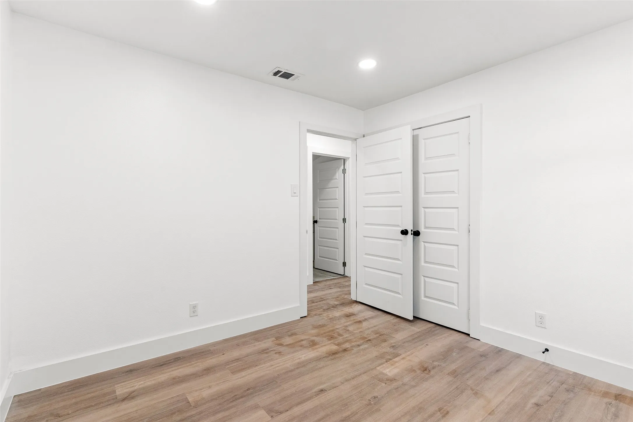 Single Family Residence For Rent in Rockwall County , 103 Elm Crest Drive, Rowlett, Texas 75087, 5 Bedroom, 4 Bathroom, 2 Garage spaces, 2,538 Sqft, built in 1970, mls#21398732, Real Estate Agent in Rowlett, Homes For Rent in Rockwall county, Homes For Rent in Rowlett, Realtor in Rowlett Texas, Real Estate Brokerage Independent Realty Texas, Luminita Cordes Realtor