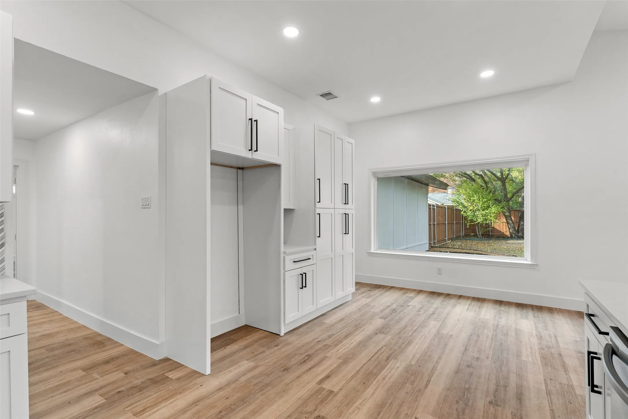 Single Family Residence For Rent in Rockwall County , 103 Elm Crest Drive, Rowlett, Texas 75087, 5 Bedroom, 4 Bathroom, 2 Garage spaces, 2,538 Sqft, built in 1970, mls#21398732, Real Estate Agent in Rowlett, Homes For Rent in Rockwall county, Homes For Rent in Rowlett, Realtor in Rowlett Texas, Real Estate Brokerage Independent Realty Texas, Luminita Cordes Realtor