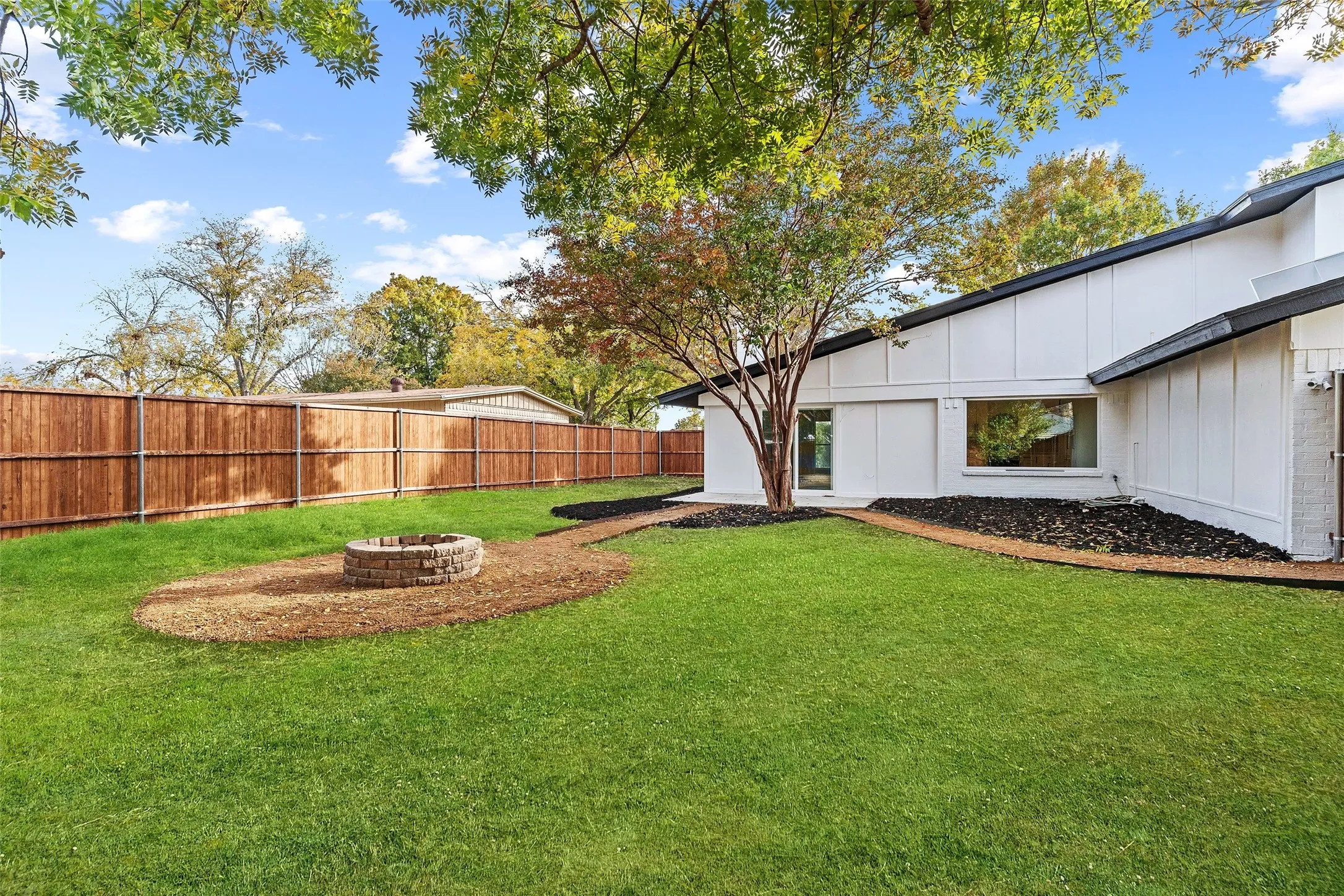 Single Family Residence For Rent in Rockwall County , 103 Elm Crest Drive, Rowlett, Texas 75087, 5 Bedroom, 4 Bathroom, 2 Garage spaces, 2,538 Sqft, built in 1970, mls#21398732, Real Estate Agent in Rowlett, Homes For Rent in Rockwall county, Homes For Rent in Rowlett, Realtor in Rowlett Texas, Real Estate Brokerage Independent Realty Texas, Luminita Cordes Realtor